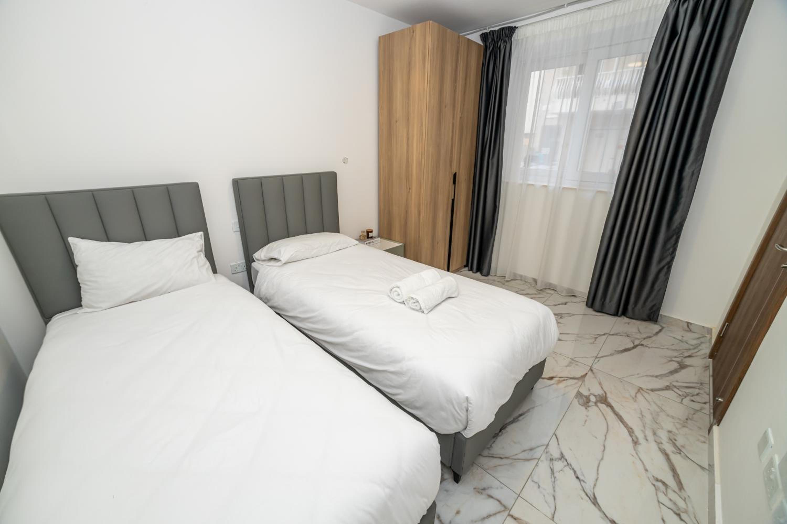 Modern 3BR Maisonette with Terrace - by HostMT photo 5