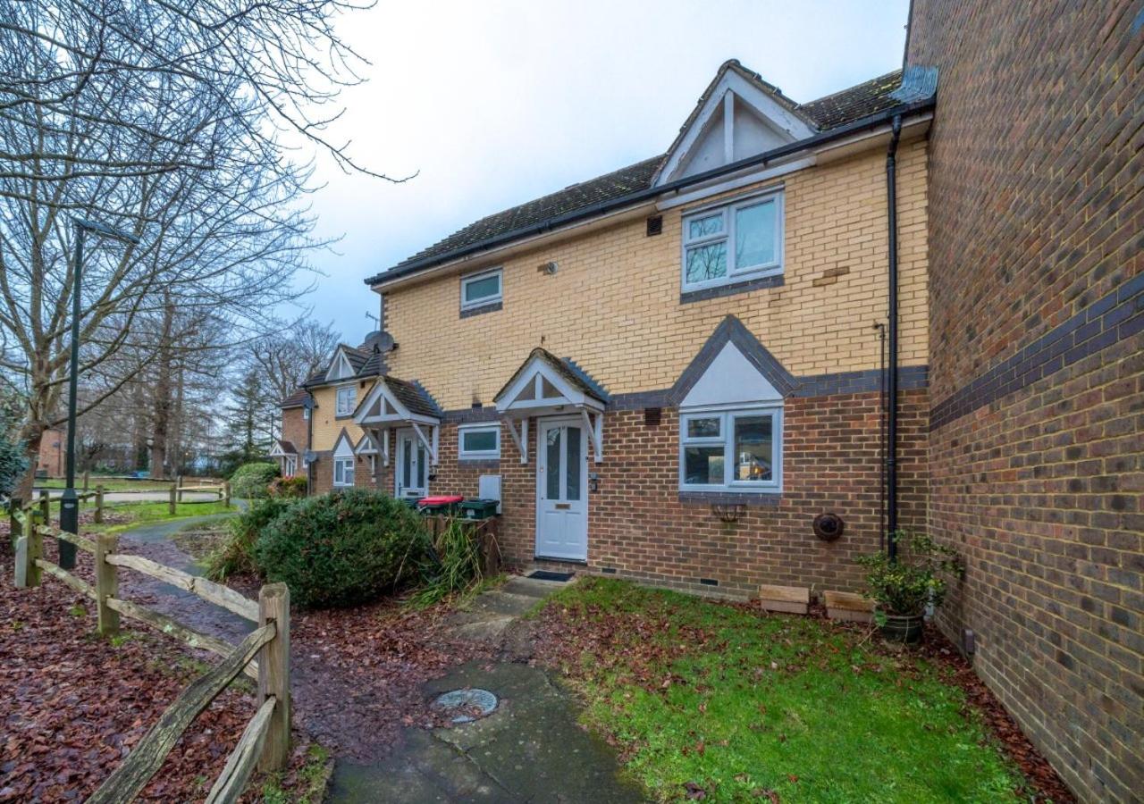 Stylish Crawley 1BR with Private Garden Free Parking Near Gatwick LGW view 4
