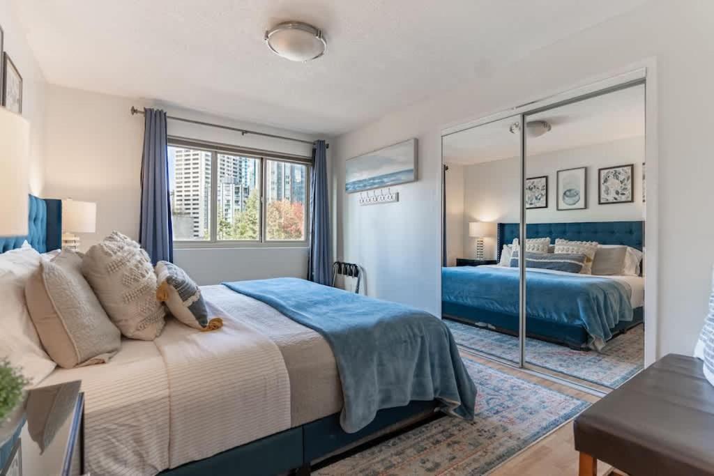 Vibrant Downtown, King Bed, Work Desk & Kitchen view 4