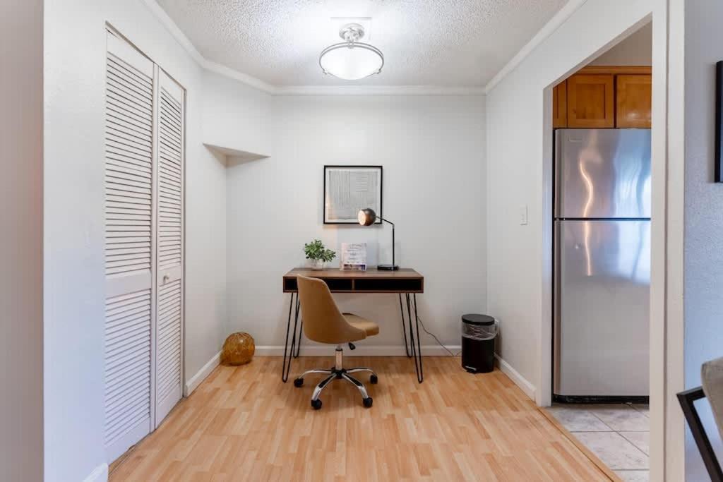 Vibrant Downtown, King Bed, Work Desk & Kitchen view 5