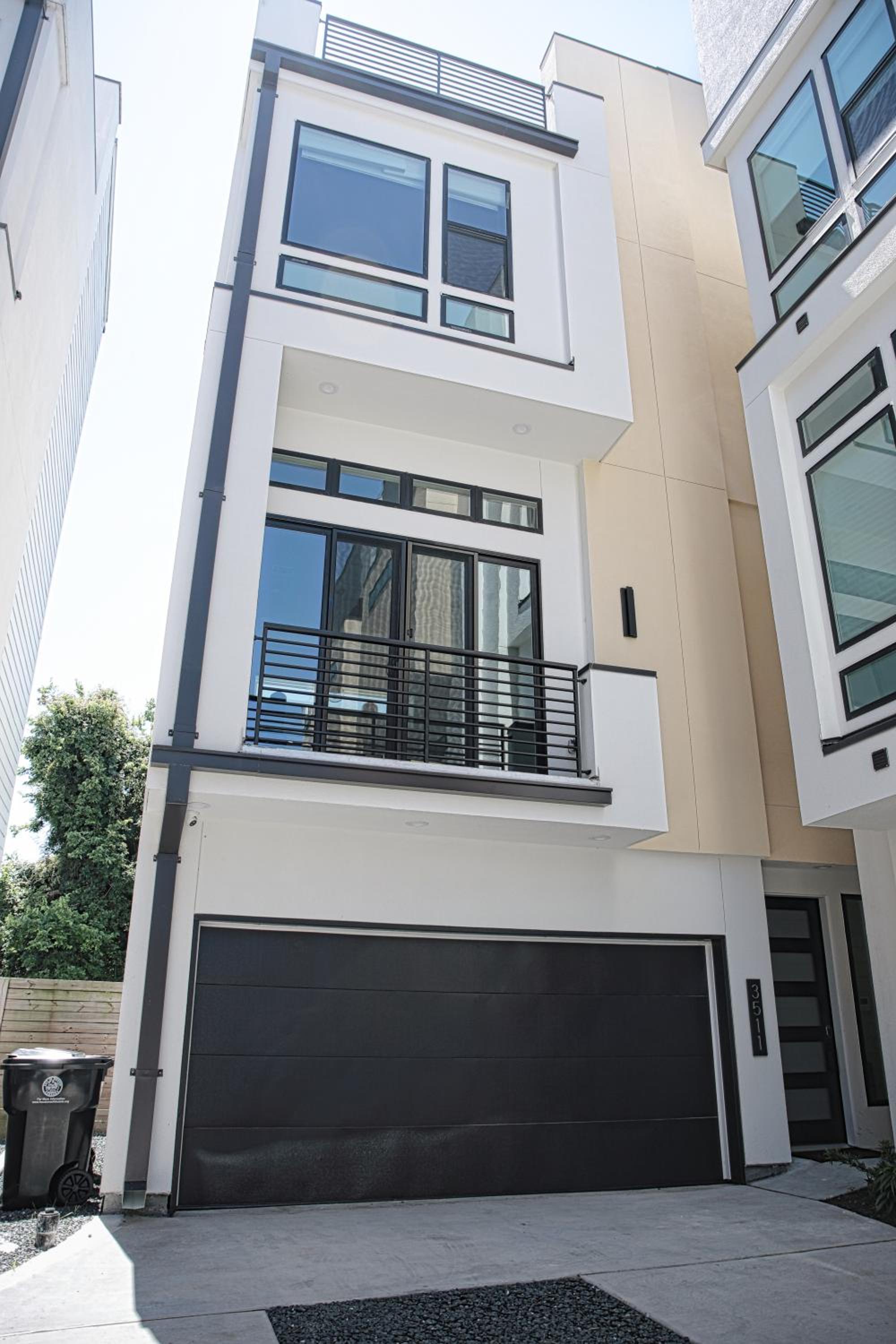 Vogue 3Bed 4Bath Garage Fast WIFI RoofTop Abode view 3