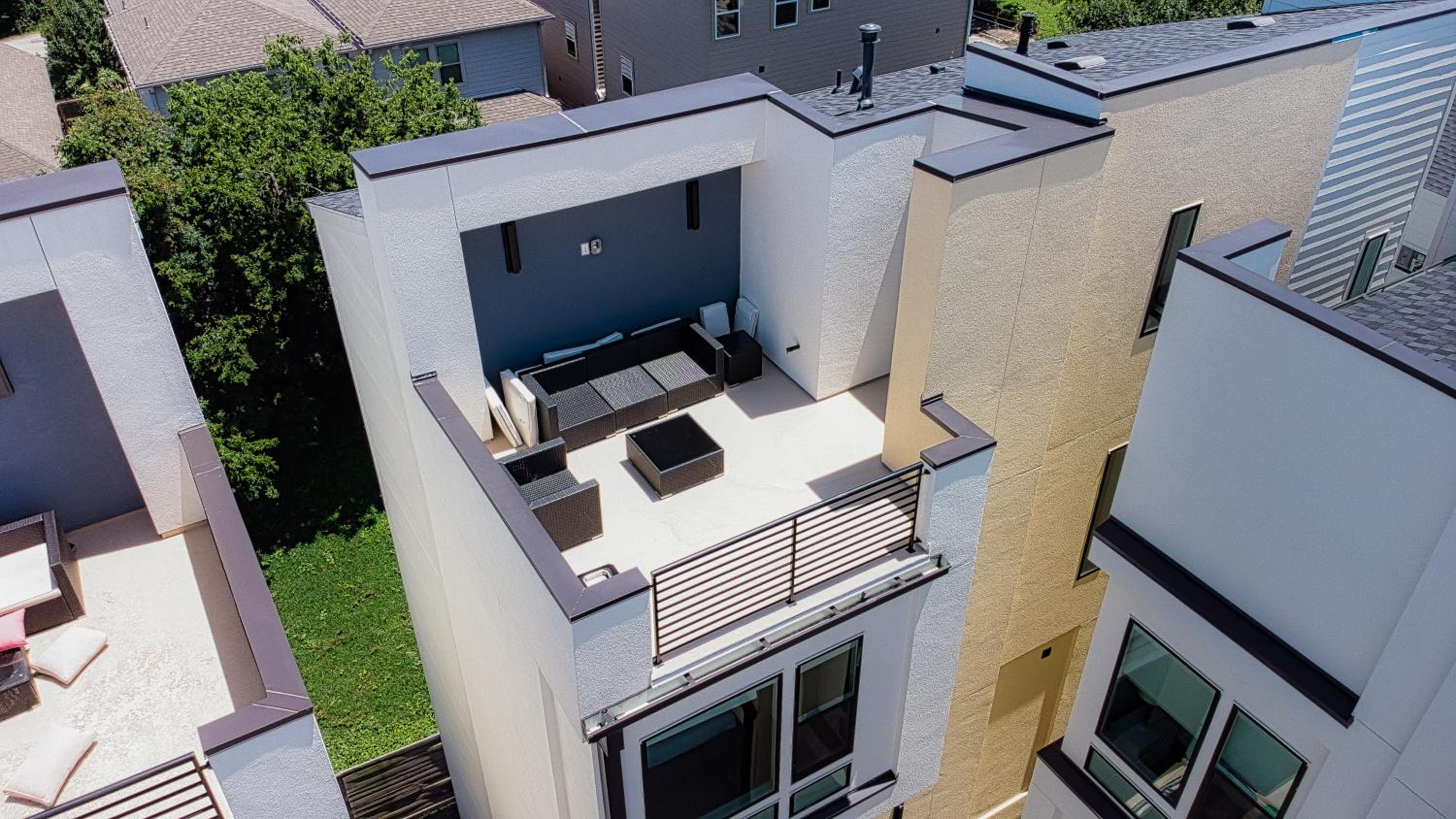 Vogue 3Bed 4Bath Garage Fast WIFI RoofTop Abode view 2