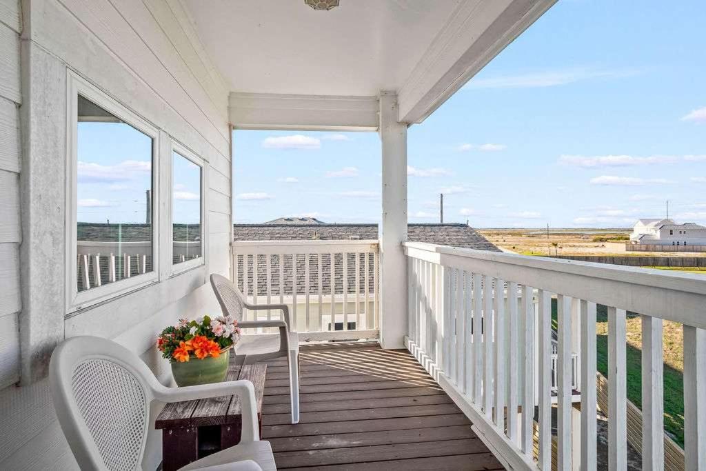 Pristine 5 Br Home Walk to Beach Pool Beach Toys view 5