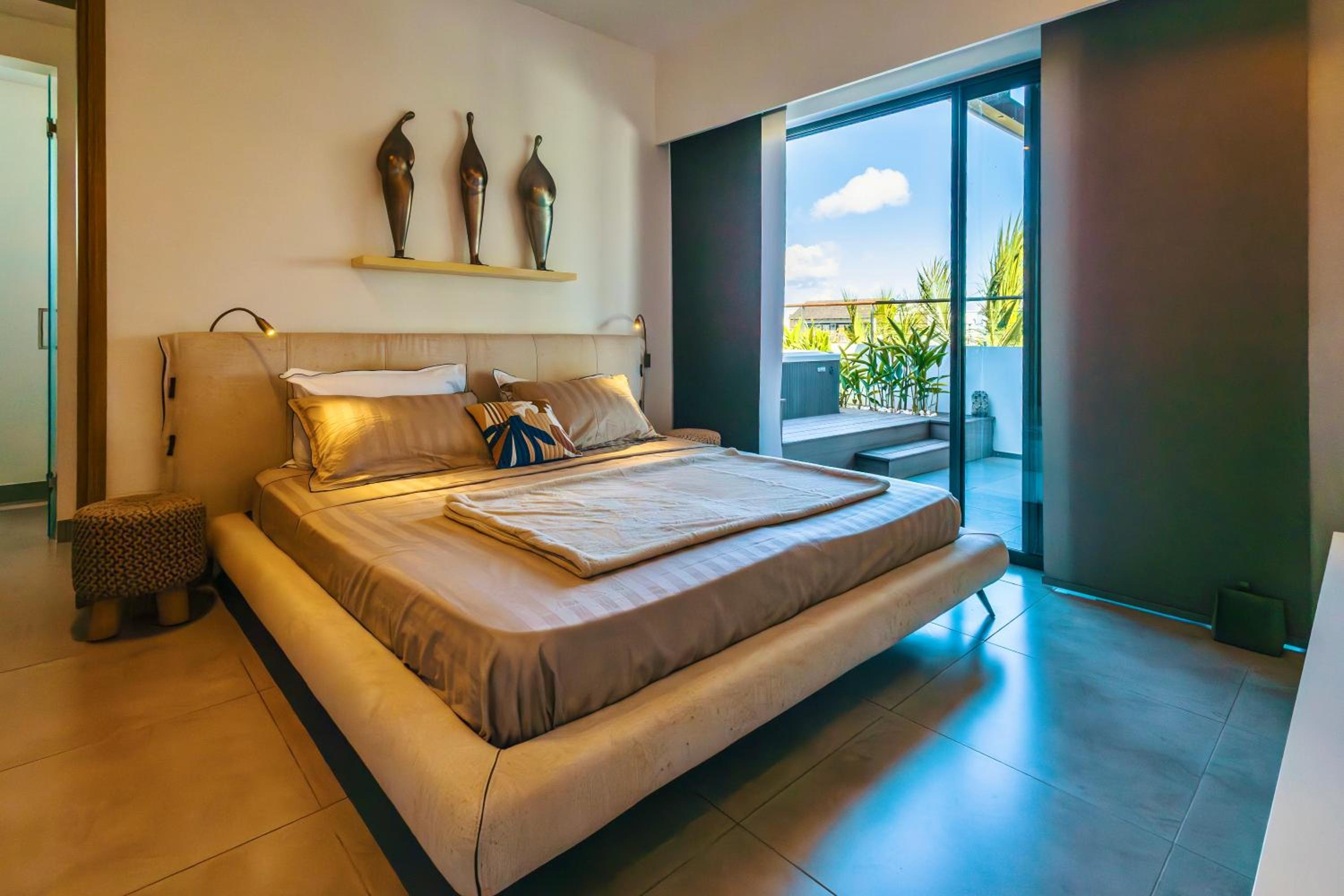 Luxury Penthouse with Jacuzzi, 2 min to Beach view 3