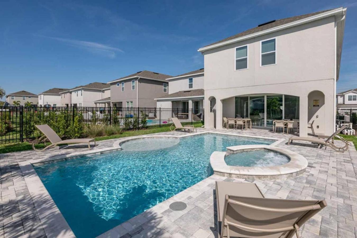 Stunning Spacious 6 Bed Villa with Themed Games Room