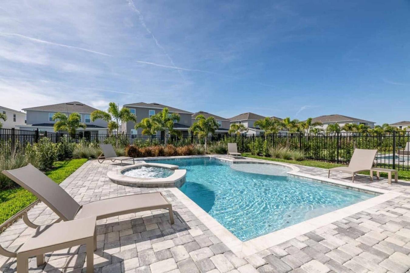 Stunning Spacious 6 Bed Villa with Themed Games Room