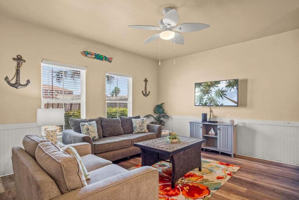 3 Br Padre Isl Retreat Min to Beach Dog Friendly view 4