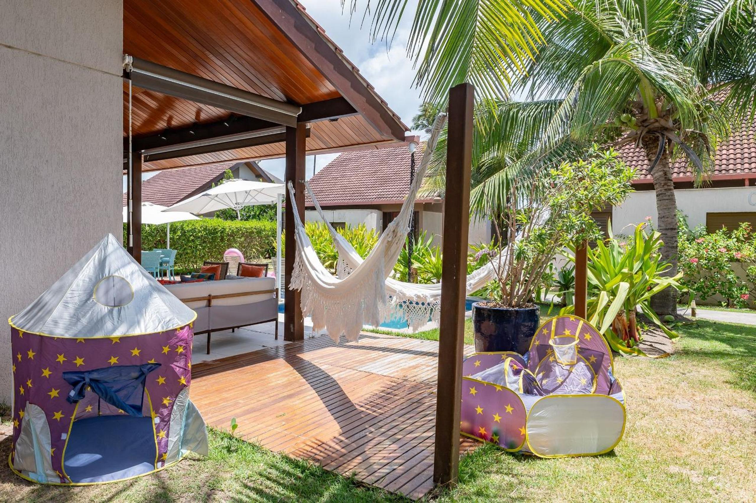 Awaken all your senses in this charming bungalow, situated in the heart of a luxurious seaside resort. A perfect refuge for those looking for comfort and p