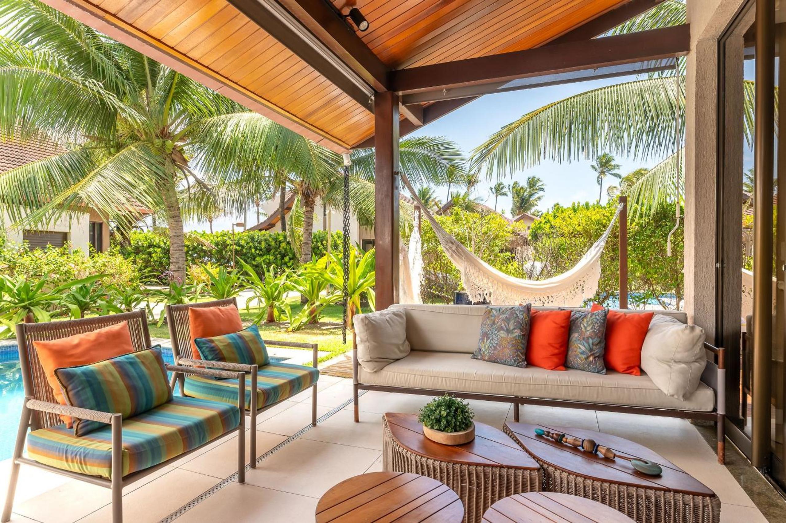 Awaken all your senses in this charming bungalow, situated in the heart of a luxurious seaside resort. A perfect refuge for those looking for comfort and p