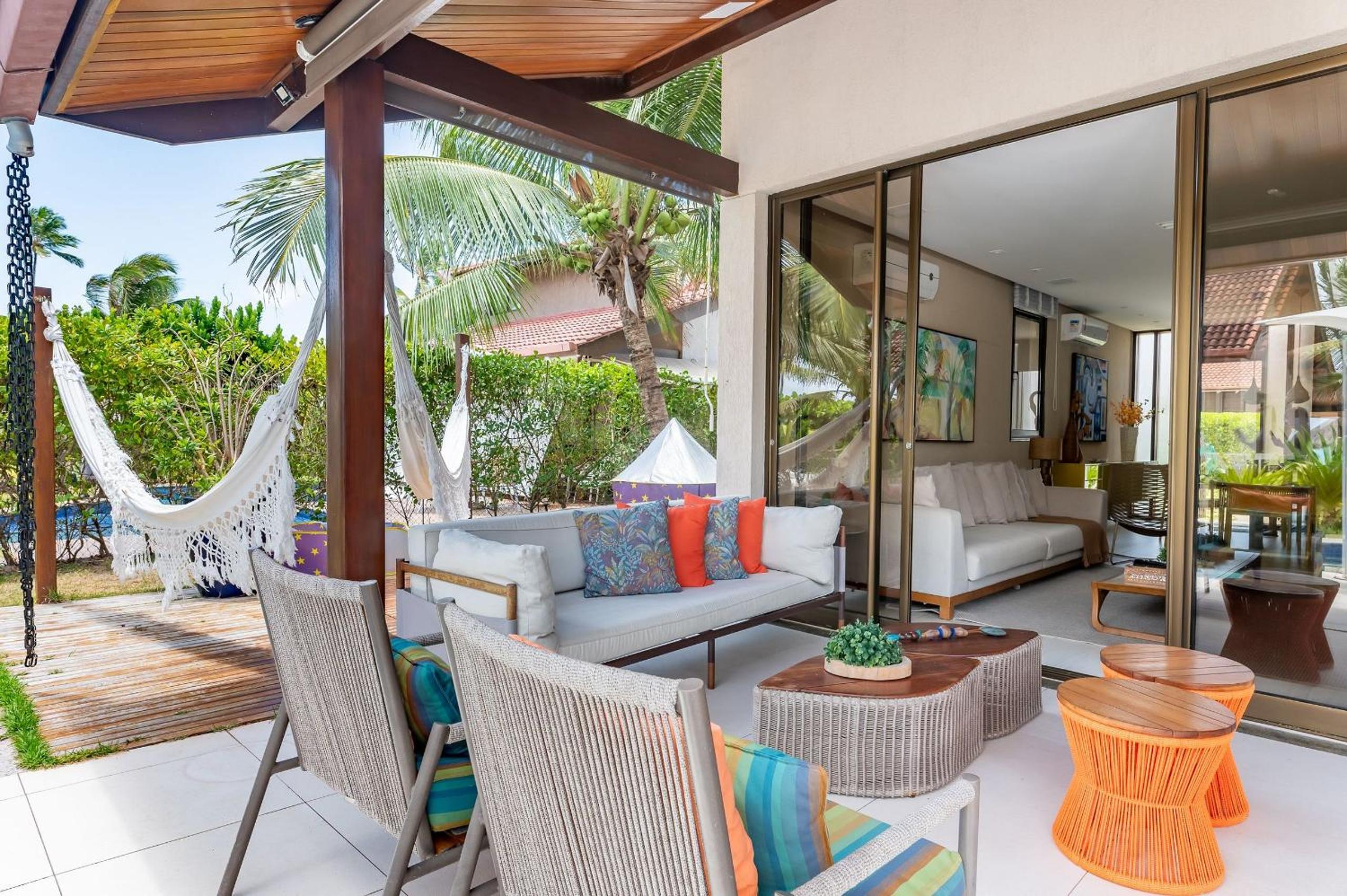 Awaken all your senses in this charming bungalow, situated in the heart of a luxurious seaside resort. A perfect refuge for those looking for comfort and p
