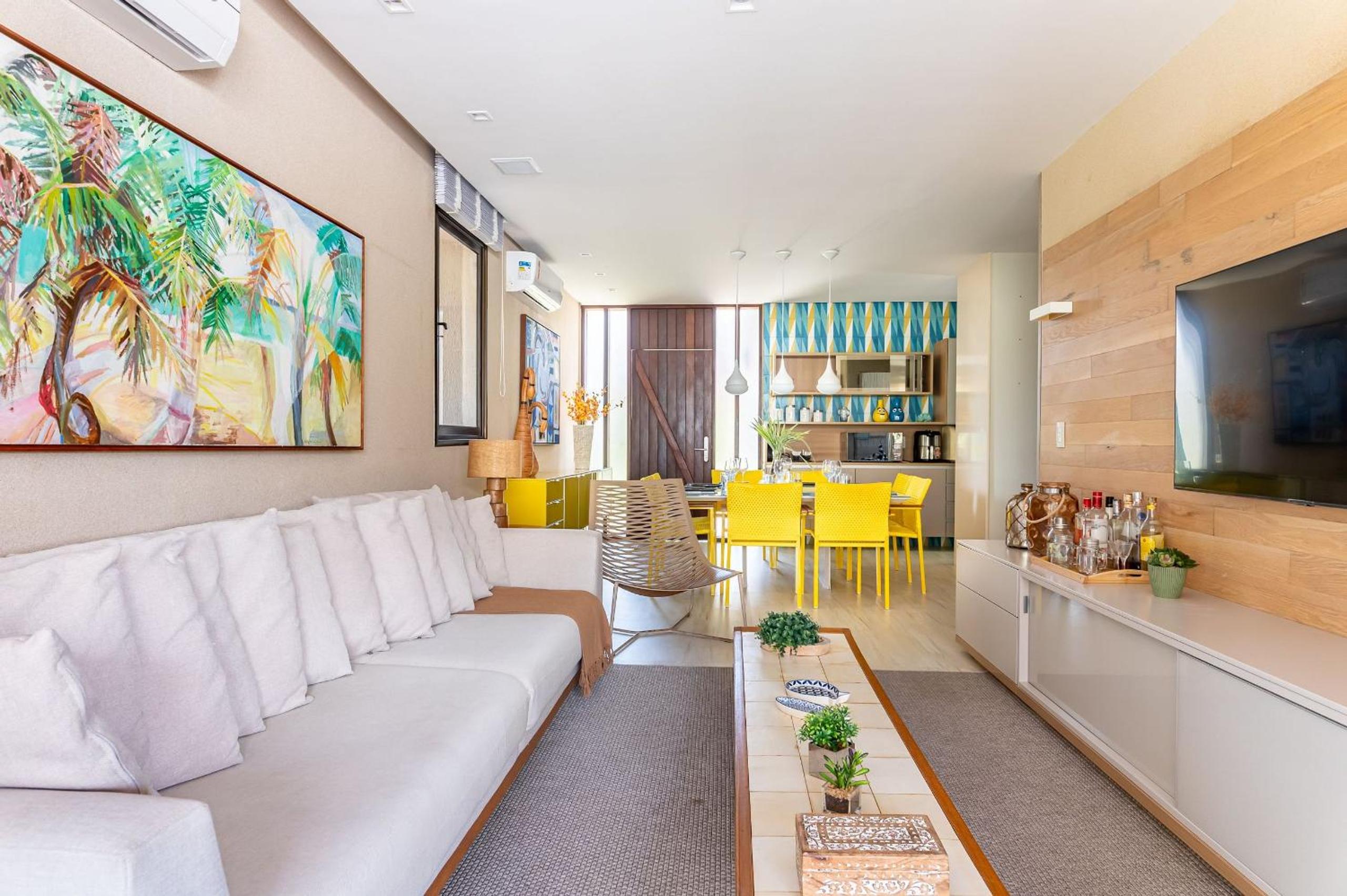 Awaken all your senses in this charming bungalow, situated in the heart of a luxurious seaside resort. A perfect refuge for those looking for comfort and p