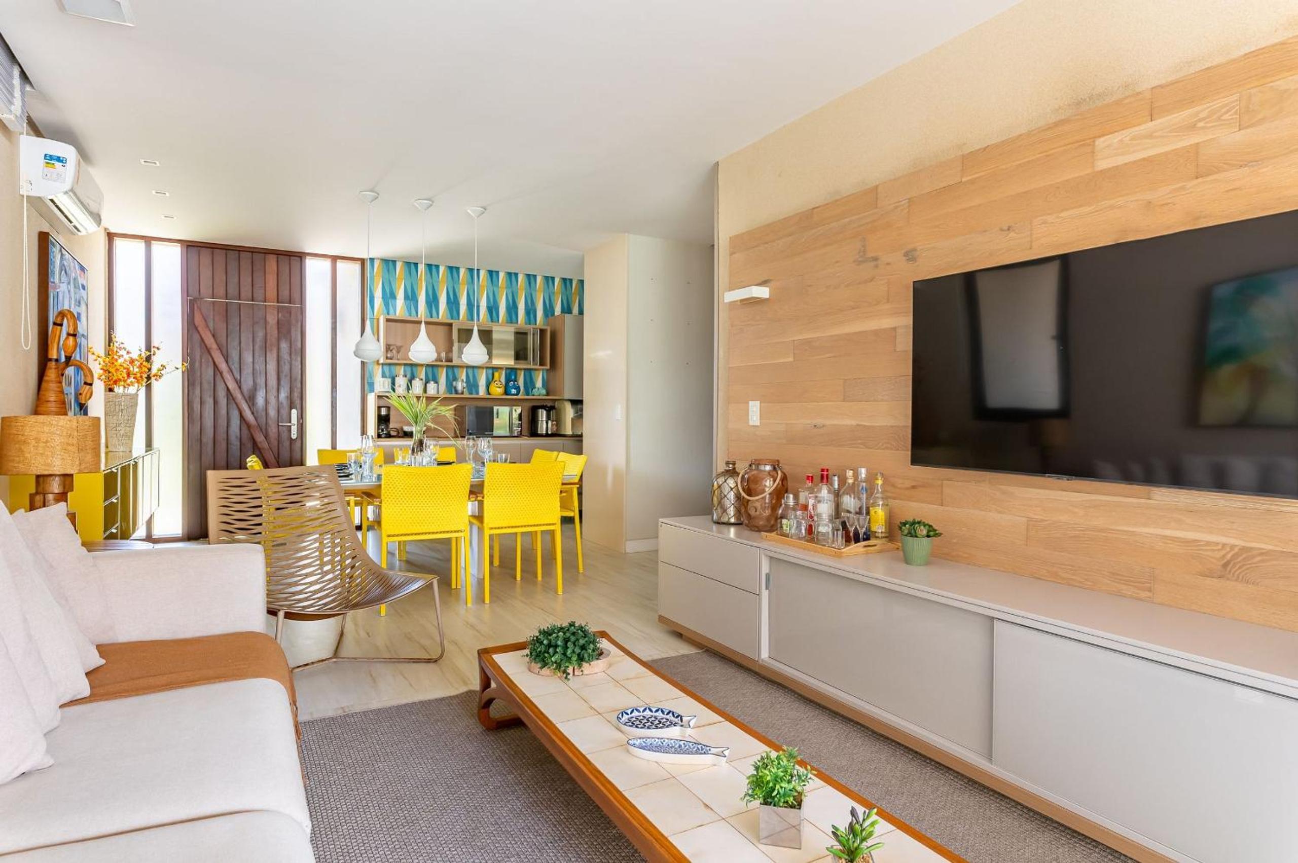 Awaken all your senses in this charming bungalow, situated in the heart of a luxurious seaside resort. A perfect refuge for those looking for comfort and p