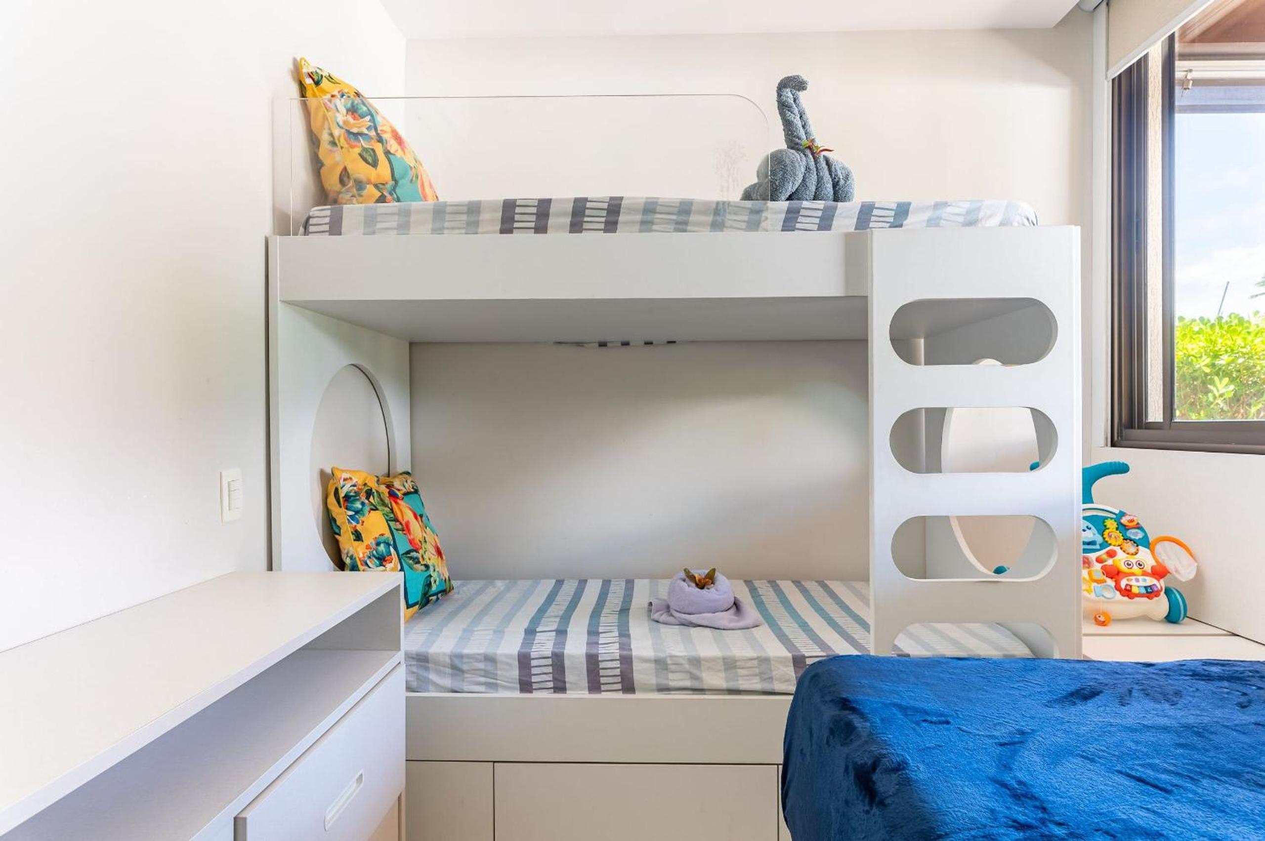 Awaken all your senses in this charming bungalow, situated in the heart of a luxurious seaside resort. A perfect refuge for those looking for comfort and p