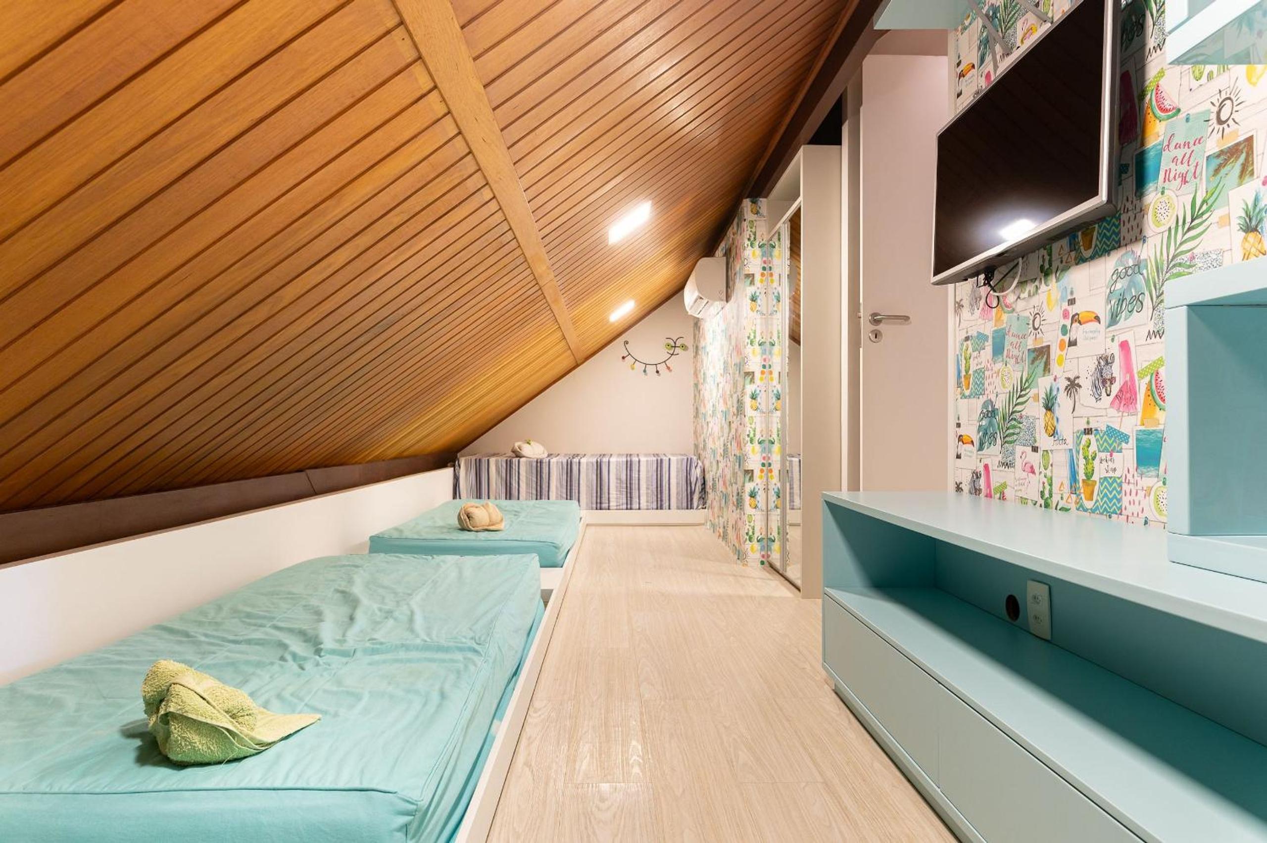 Awaken all your senses in this charming bungalow, situated in the heart of a luxurious seaside resort. A perfect refuge for those looking for comfort and p