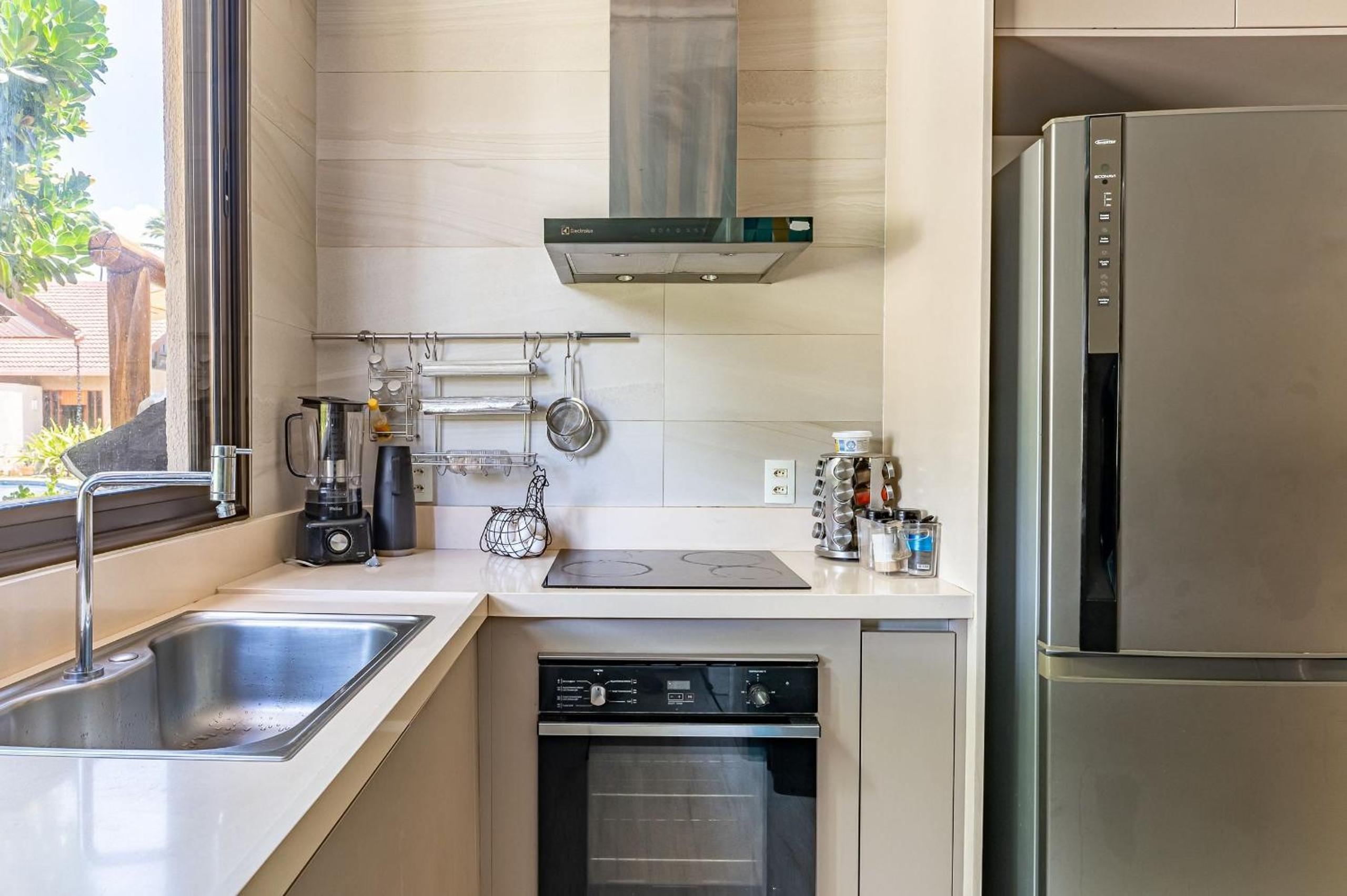 Awaken all your senses in this charming bungalow, situated in the heart of a luxurious seaside resort. A perfect refuge for those looking for comfort and p