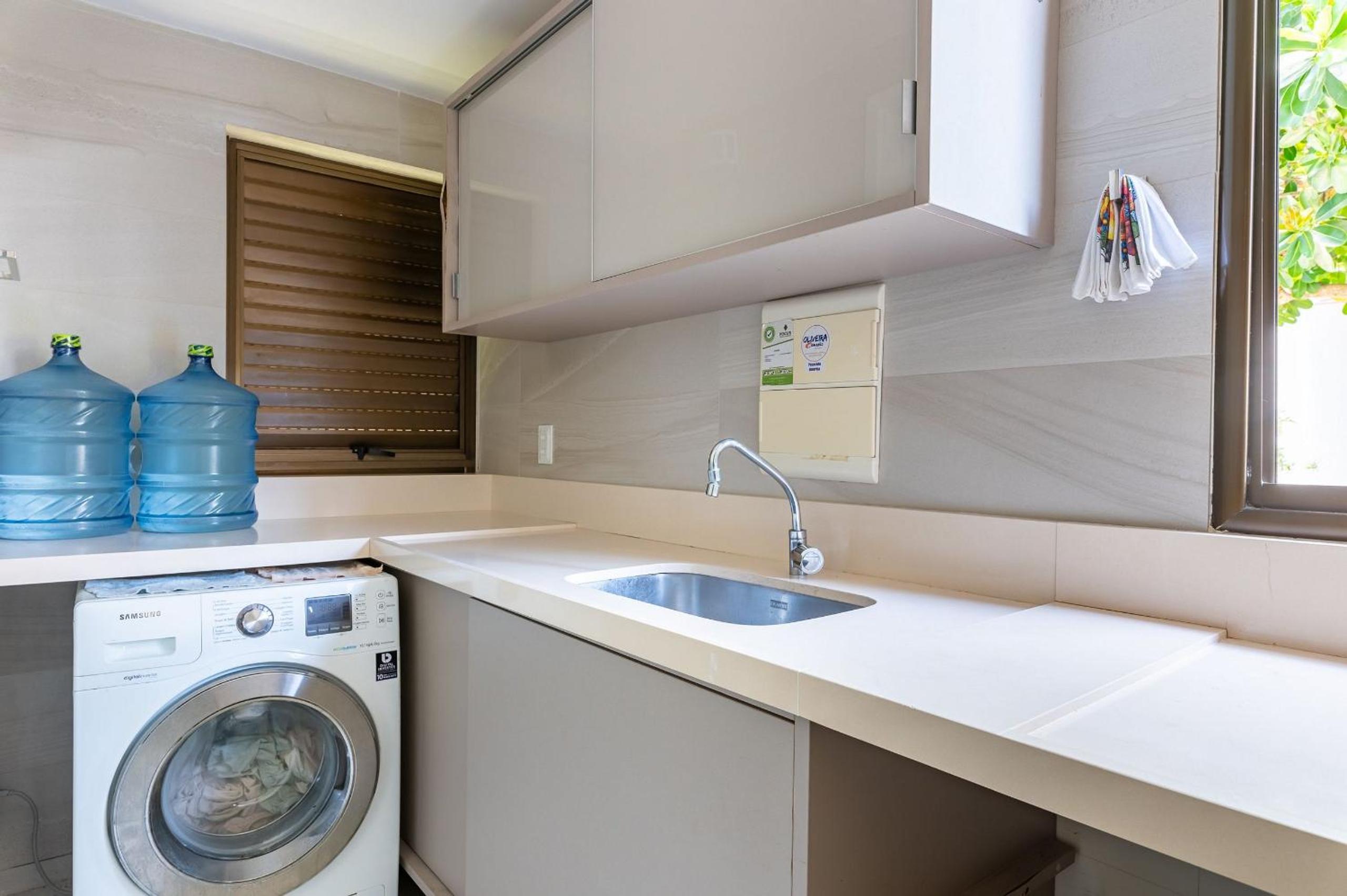 Awaken all your senses in this charming bungalow, situated in the heart of a luxurious seaside resort. A perfect refuge for those looking for comfort and p