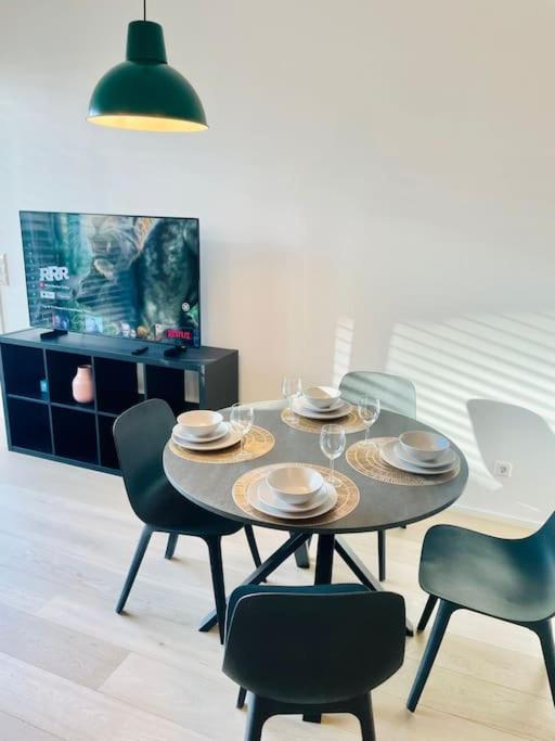 Large 1 bedroom in Center Terrace & Parking-Chiny1