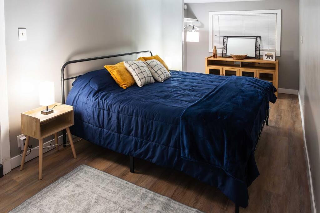 Family-Owned 3 Bedroom with all Amenities including Coffee Machine, Parking, Fast WiFi view 3