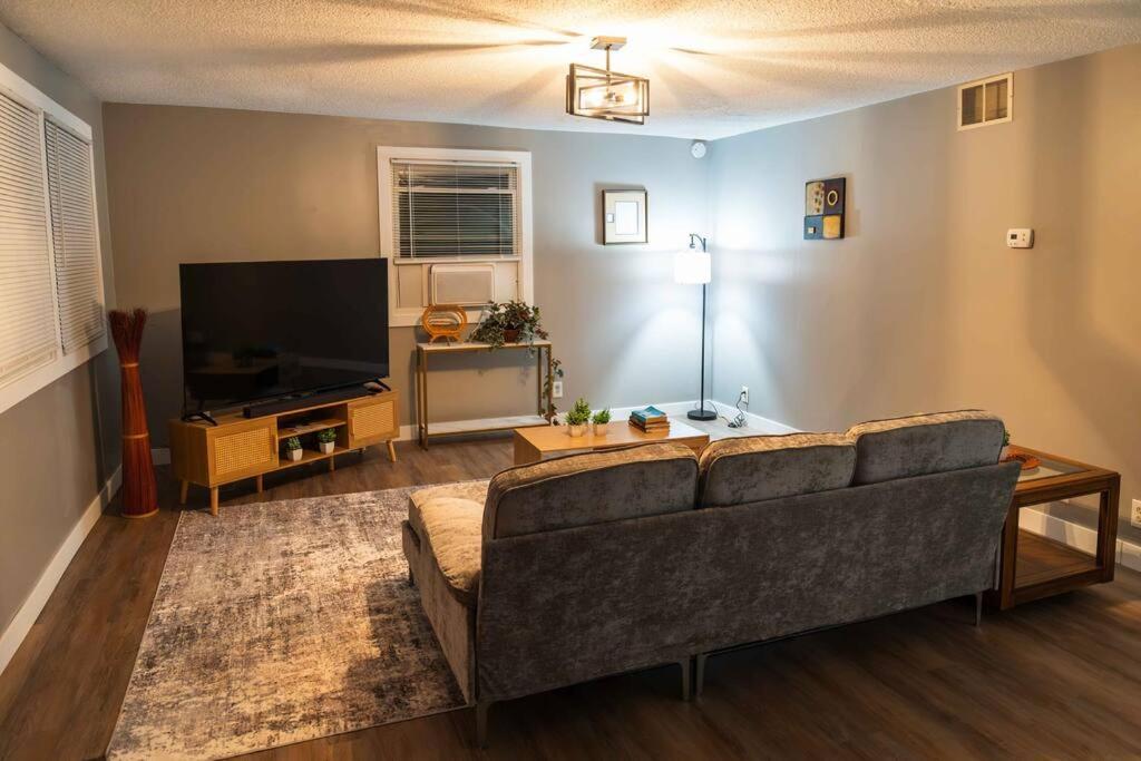 Family-Owned 3 Bedroom with all Amenities including Coffee Machine, Parking, Fast WiFi view 4