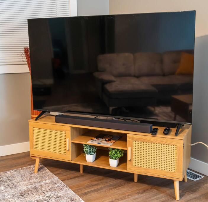 Family-Owned 3 Bedroom with all Amenities including Coffee Machine, Parking, Fast WiFi view 5