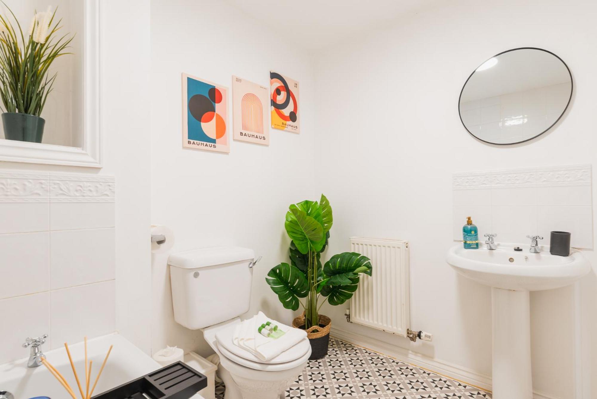 5 Bed House Sleeps 9 Parking Garden Pet Friendly in Sileby