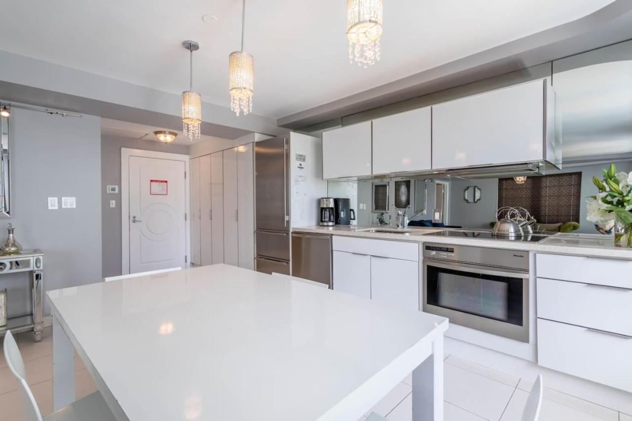 Luxury Large 1BR at The Carlyle SoBe Sleeps 4 view 3