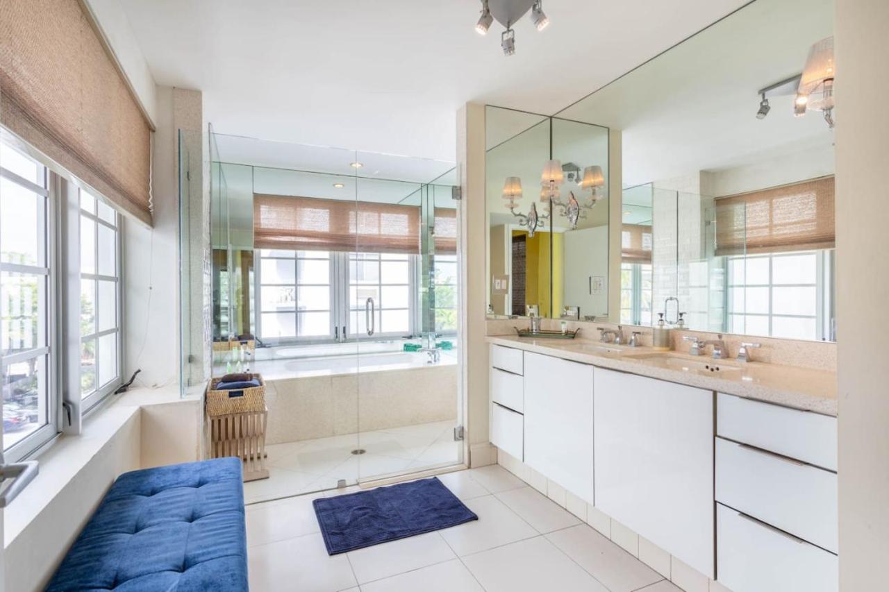 Luxury Large 1BR at The Carlyle SoBe Sleeps 4 view 5