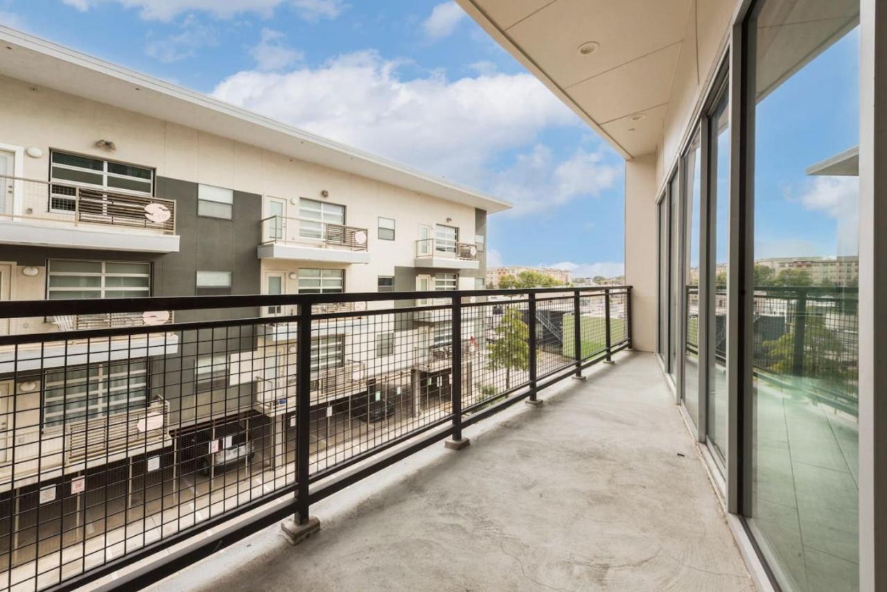 Modern 2BR I Gym I Parking I Workspace view 5