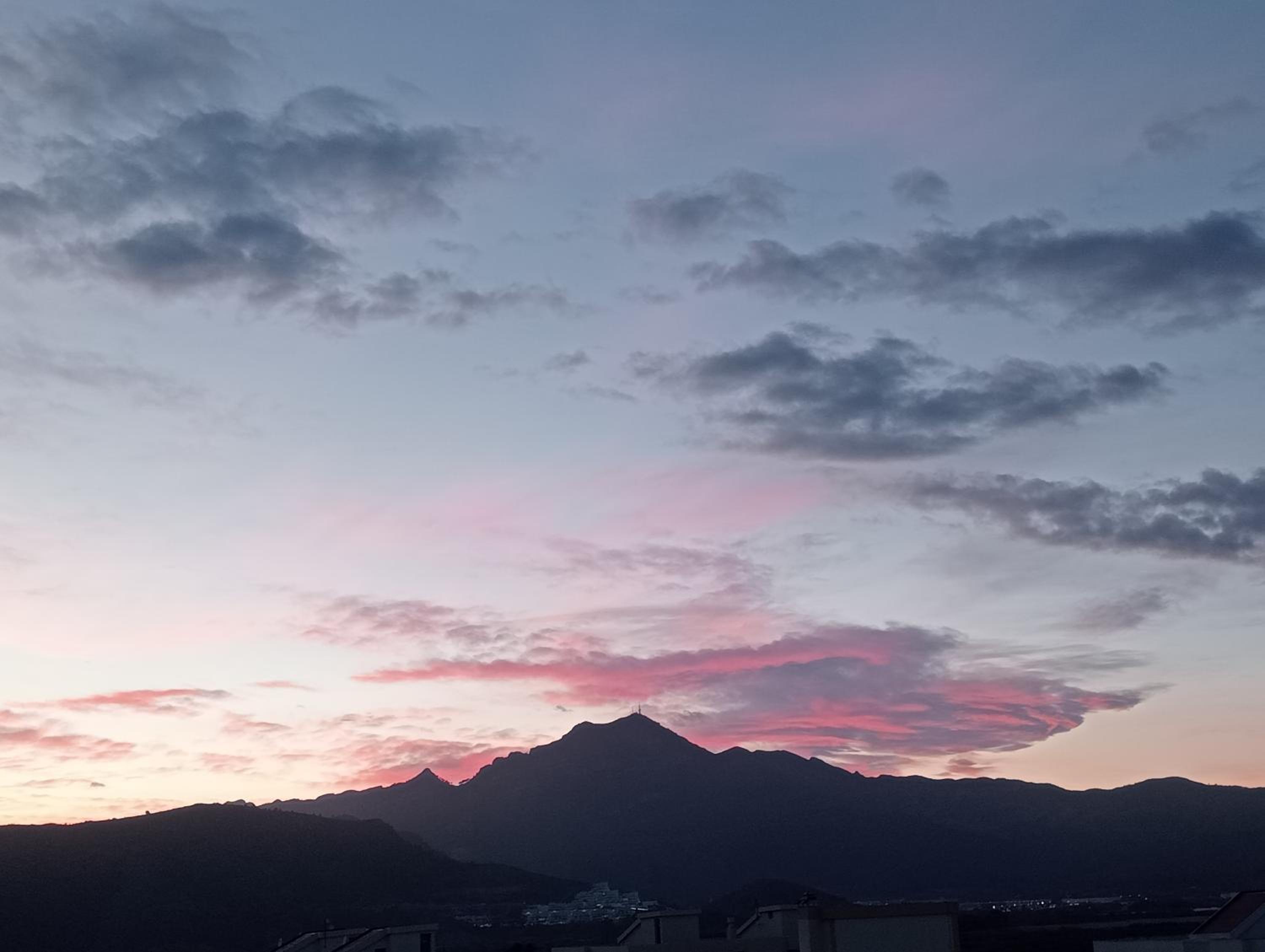 Hotel INCREIBLES VISTAS AL MAR, MONTAÑA, CON A-A, PISCINA, PARKING, CALEFACCION- Galardón excelencia 2024 - Image 1