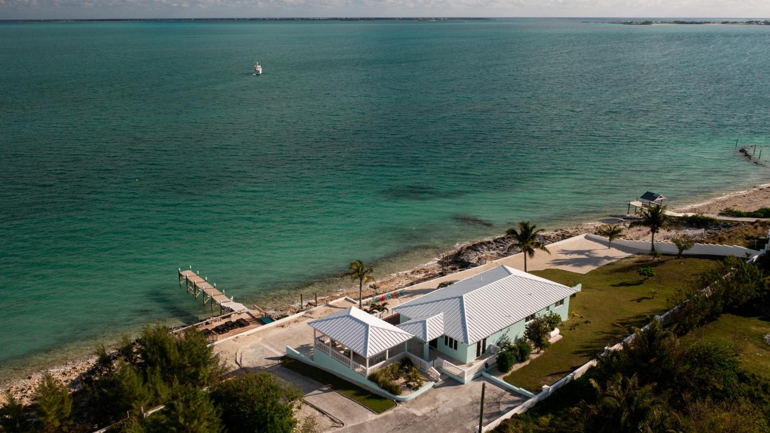 Private Oceanfront, beach, dock and Hottub - The Perky Pelican