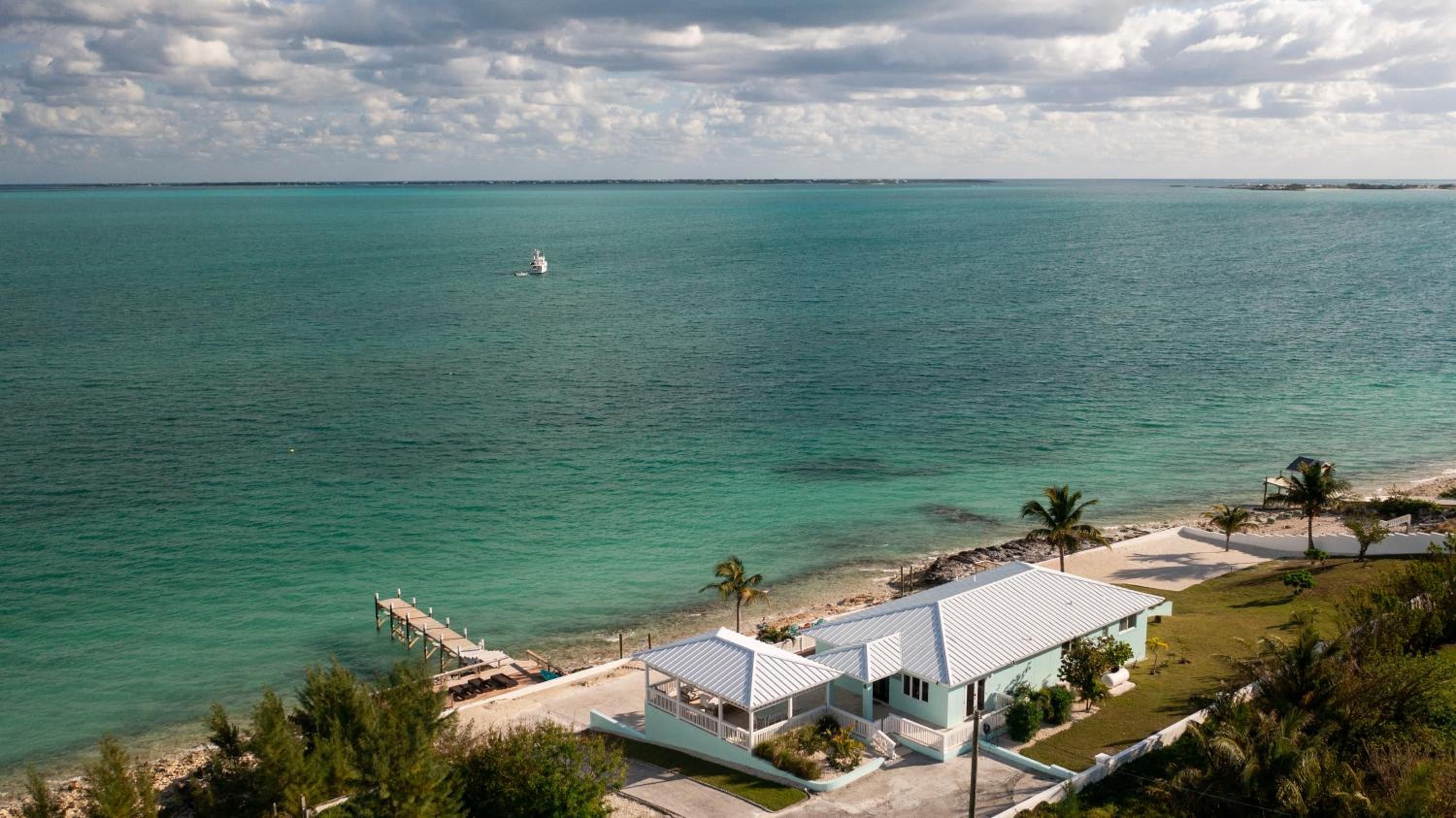 Private Oceanfront, beach, dock and Hottub - The Perky Pelican