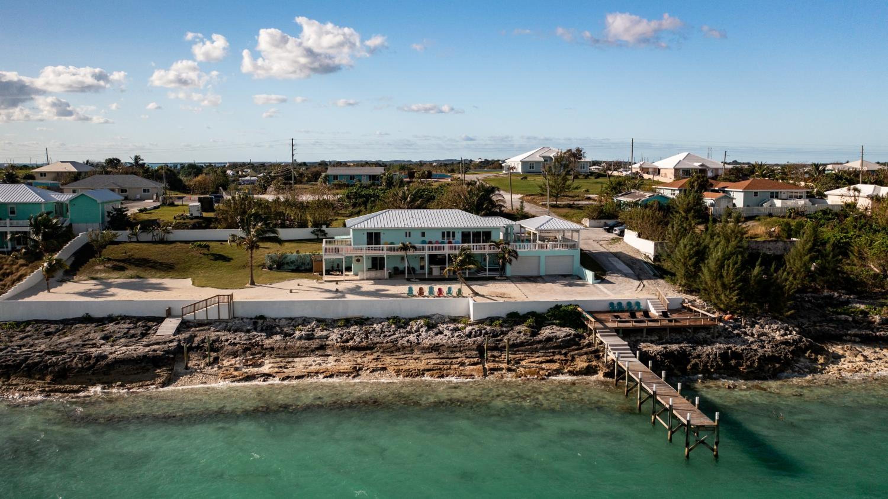 Private Oceanfront, beach, dock and Hottub - The Perky Pelican