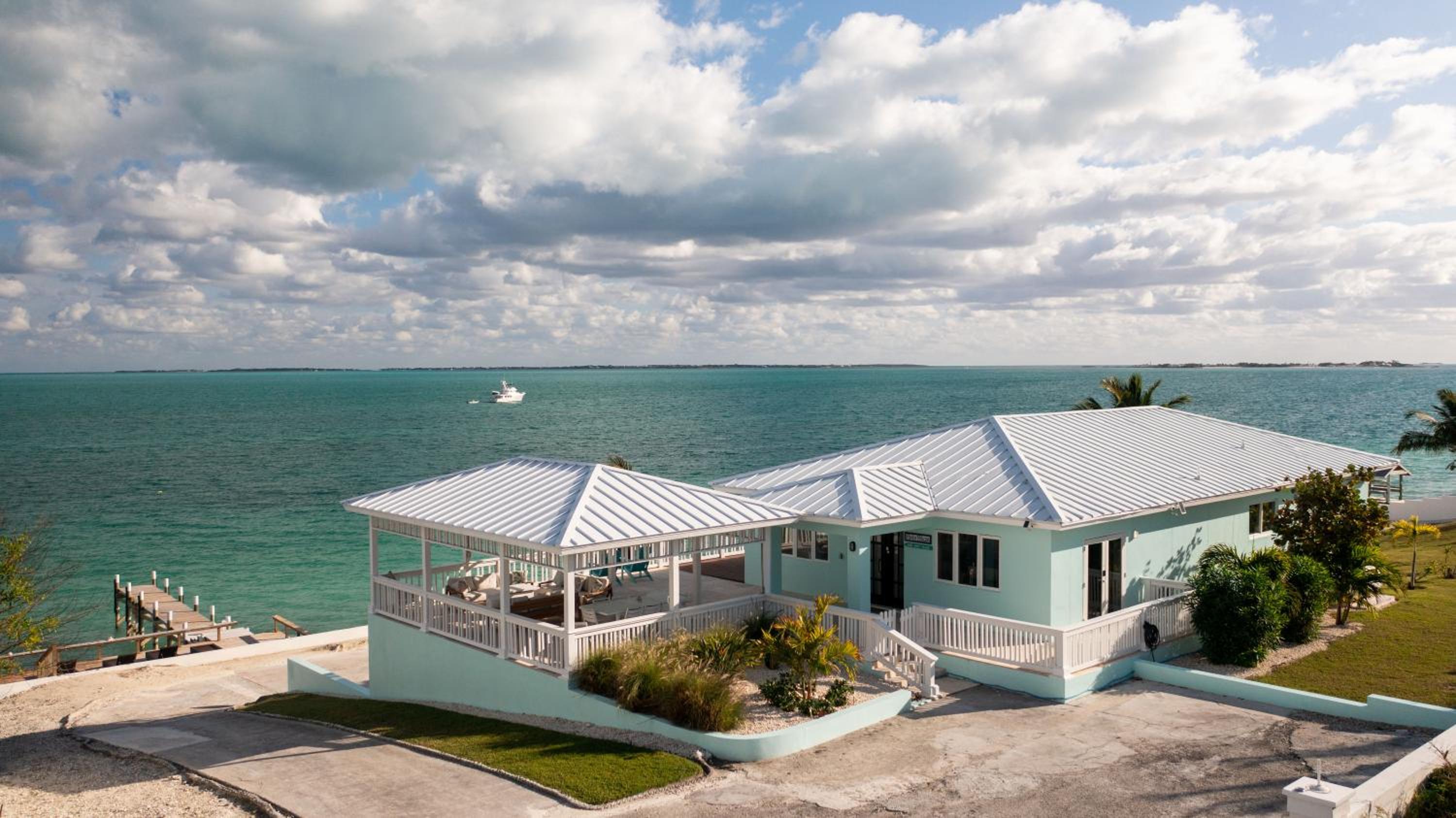 Private Oceanfront, beach, dock and Hottub - The Perky Pelican