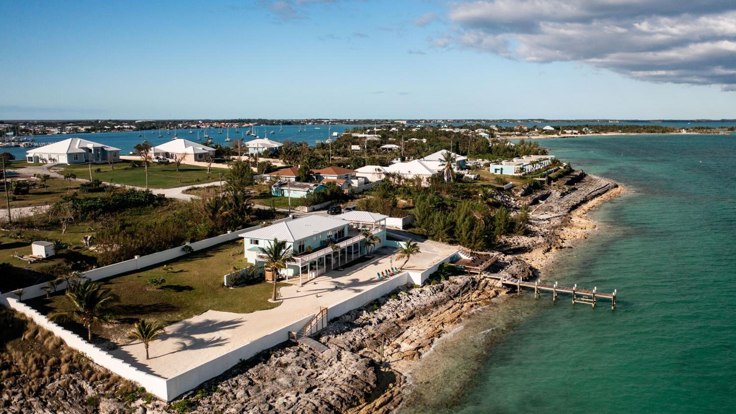 Private Oceanfront, beach, dock and Hottub - The Perky Pelican