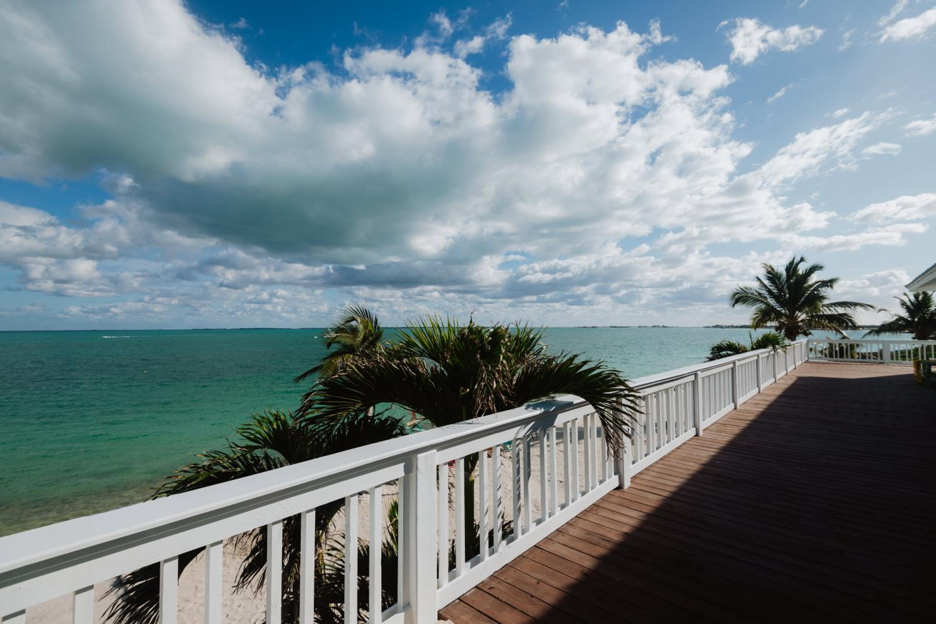 Private Oceanfront, beach, dock and Hottub - The Perky Pelican