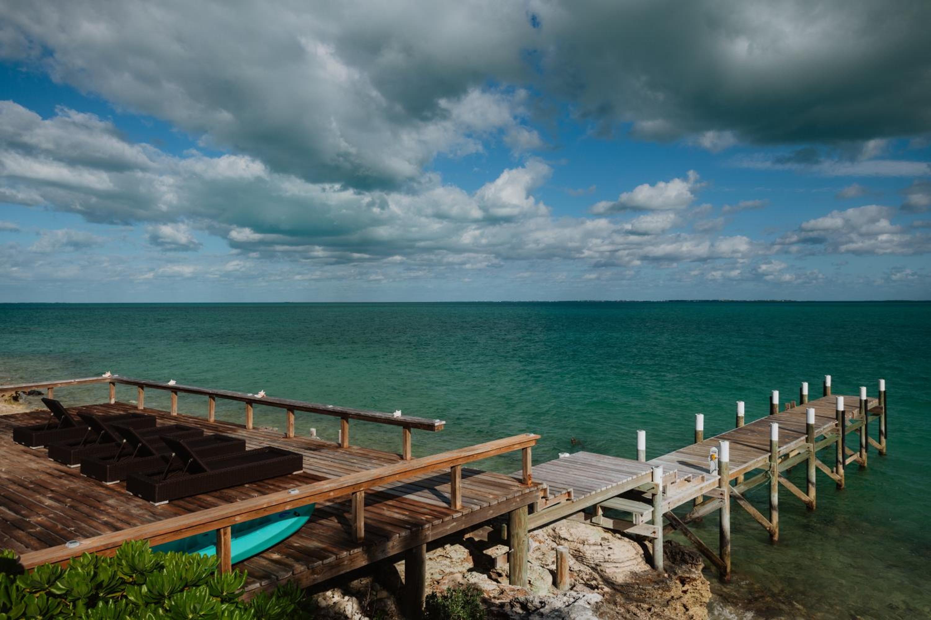 Private Oceanfront, beach, dock and Hottub - The Perky Pelican