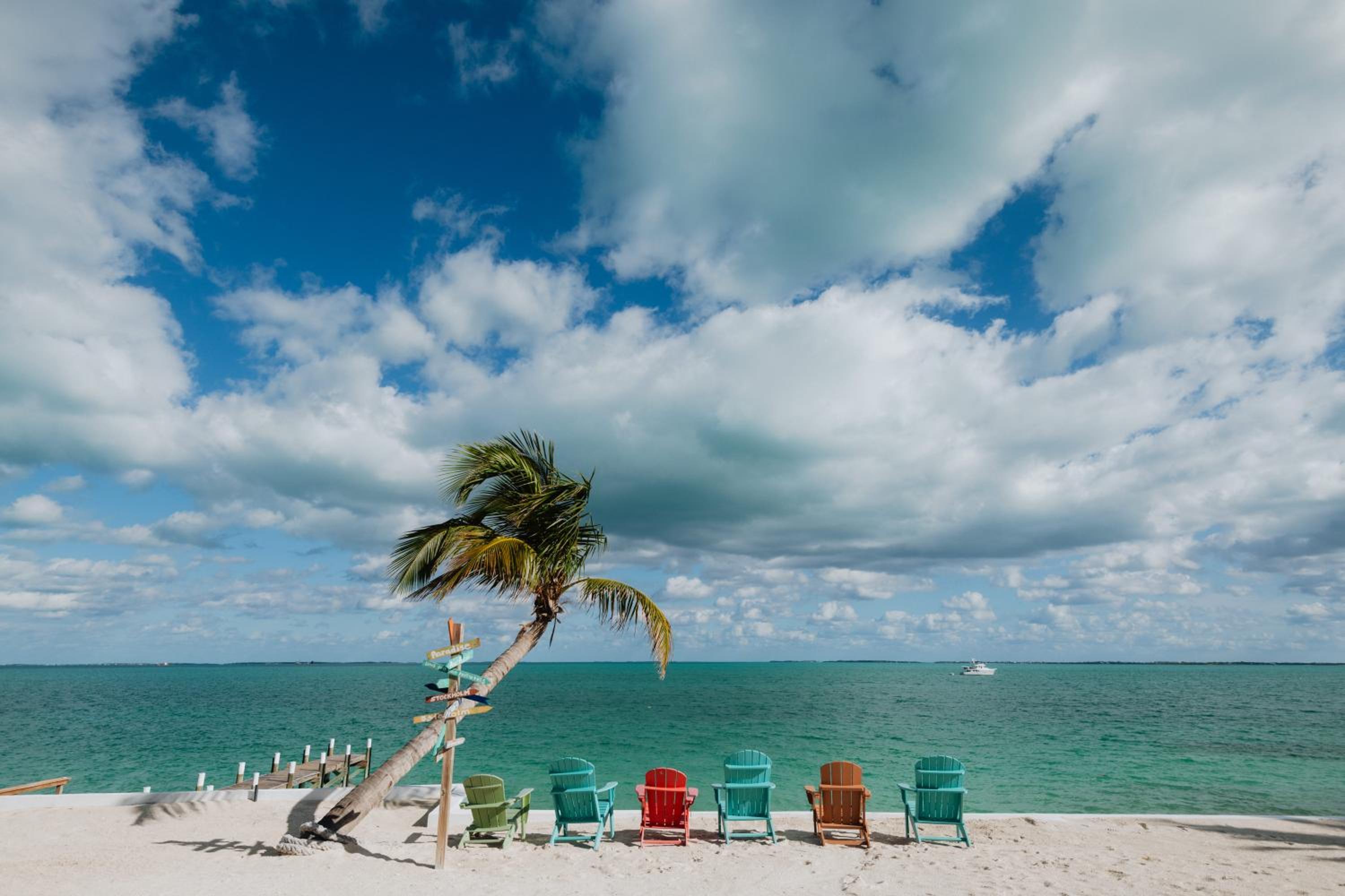 Private Oceanfront, beach, dock and Hottub - The Perky Pelican