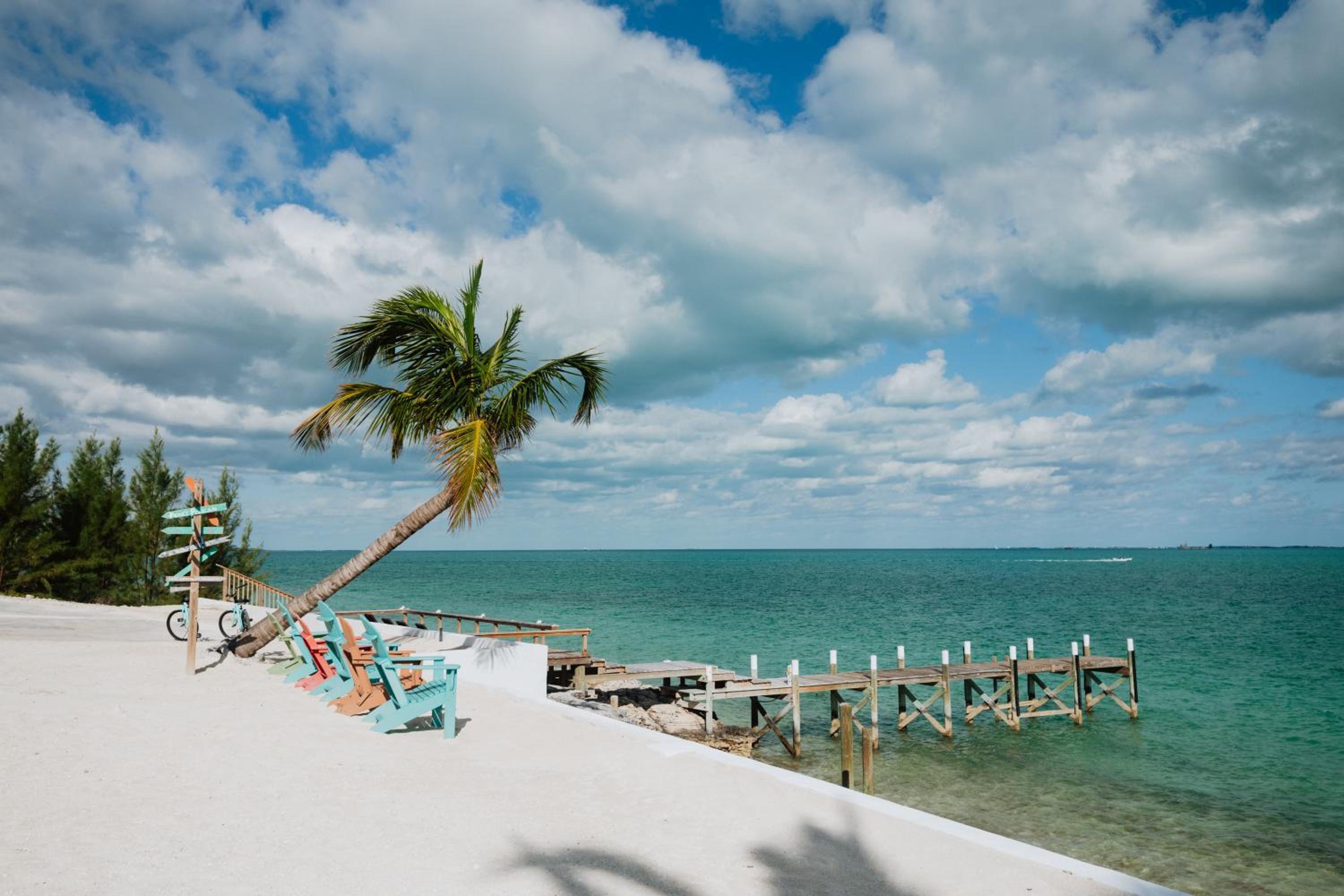 Private Oceanfront, beach, dock and Hottub - The Perky Pelican