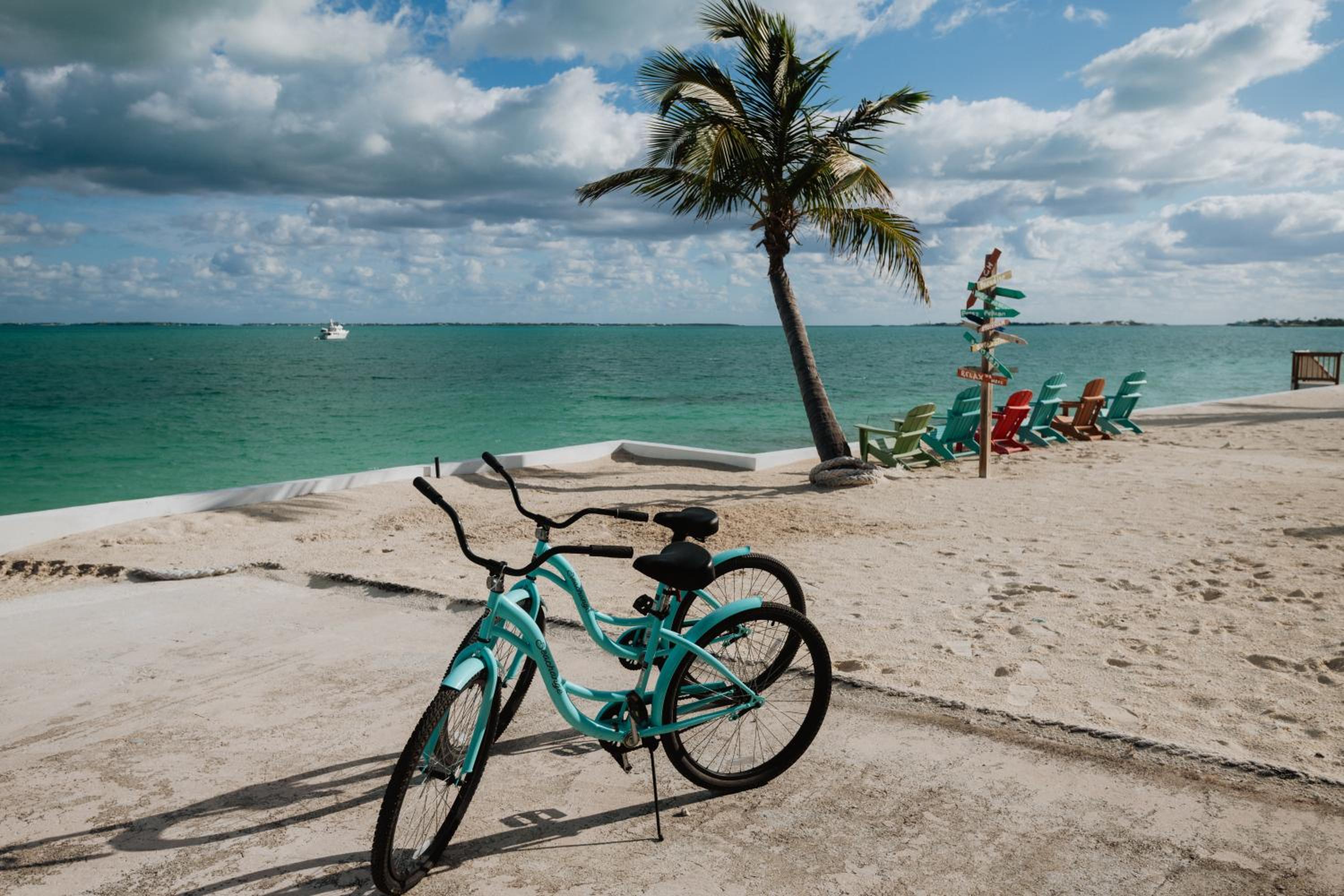Private Oceanfront, beach, dock and Hottub - The Perky Pelican