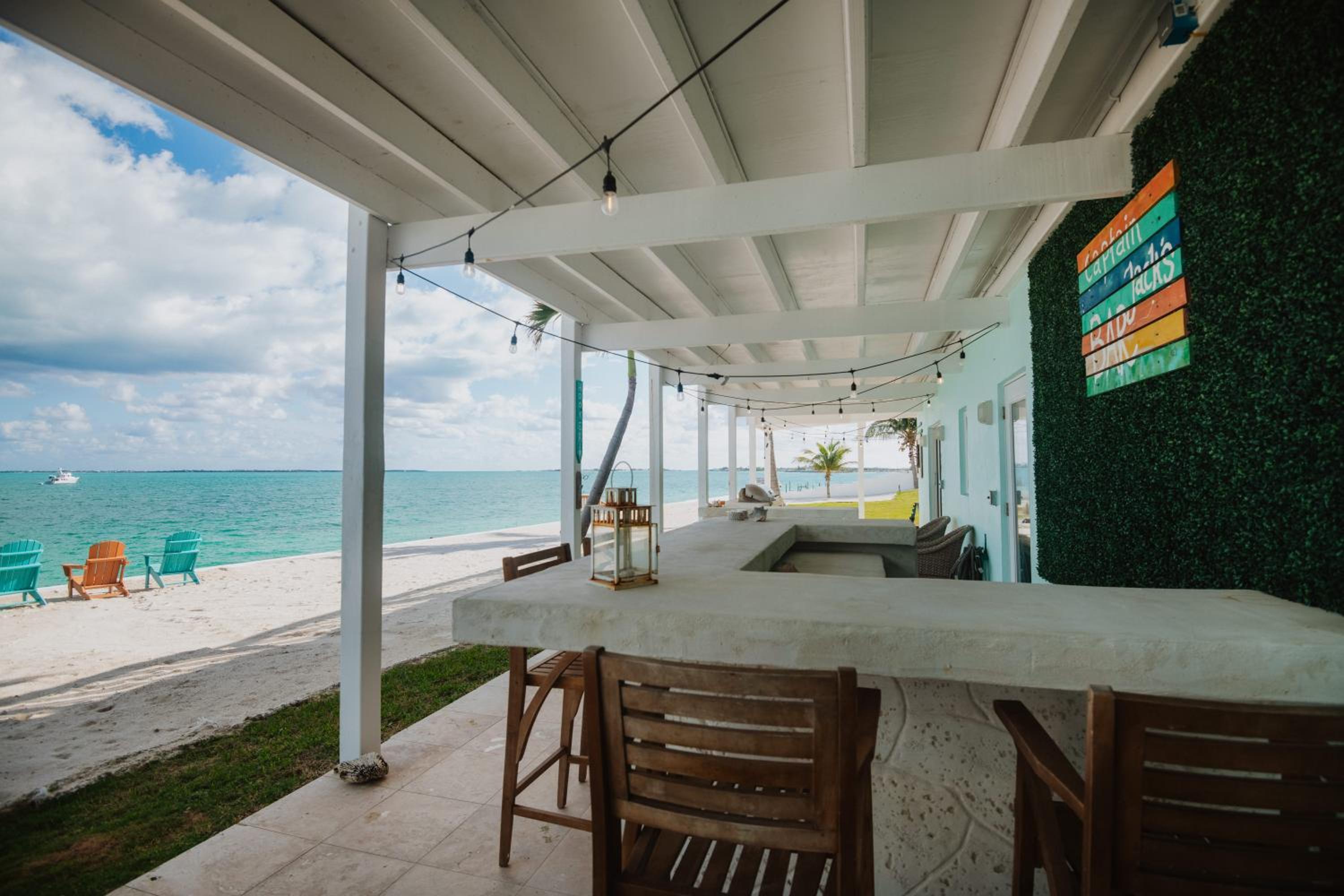 Private Oceanfront, beach, dock and Hottub - The Perky Pelican