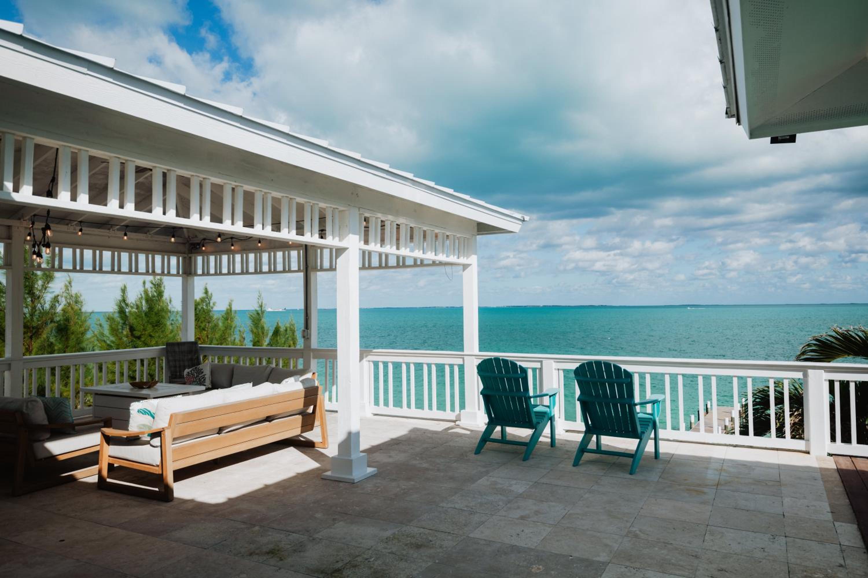 Private Oceanfront, beach, dock and Hottub - The Perky Pelican