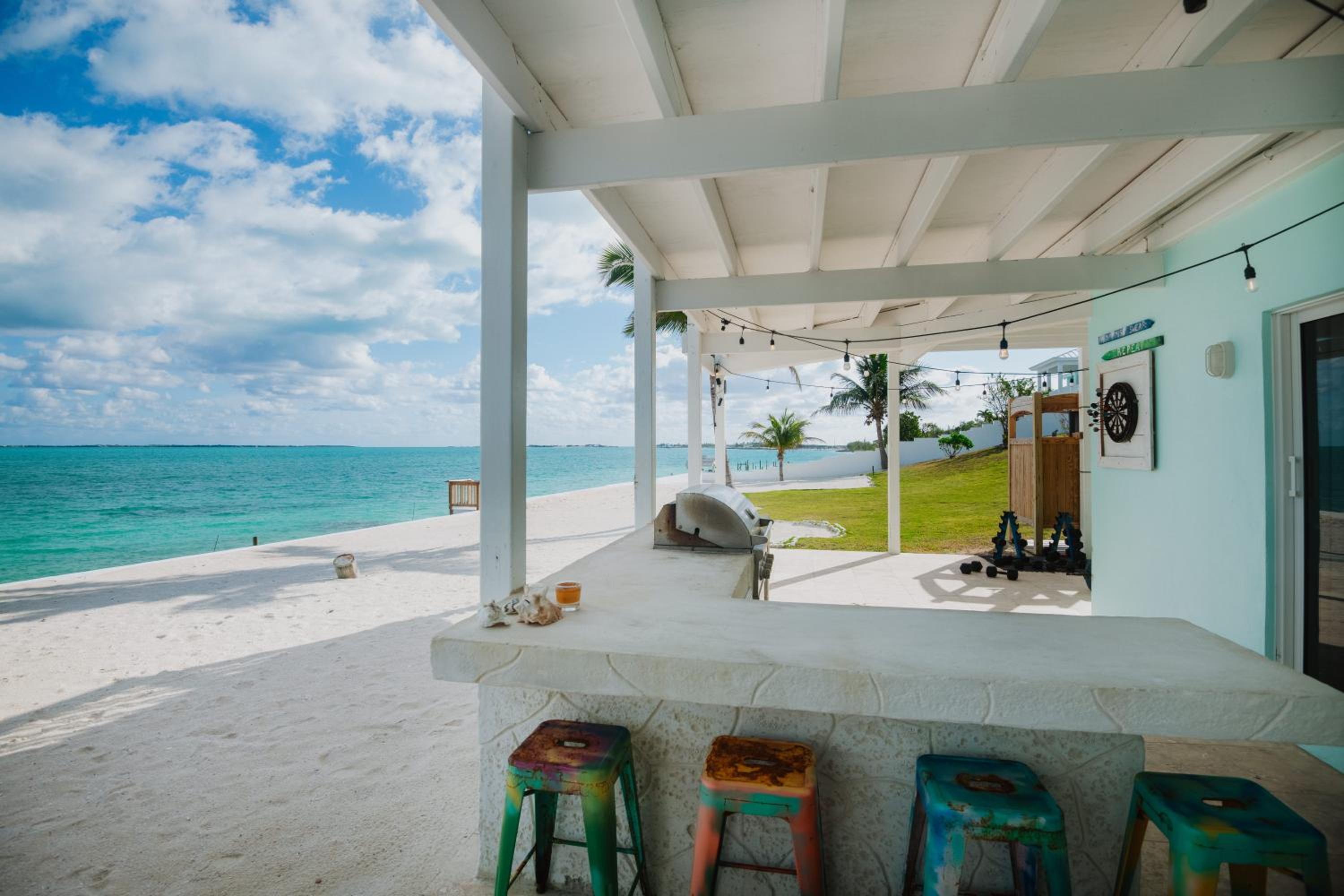 Private Oceanfront, beach, dock and Hottub - The Perky Pelican