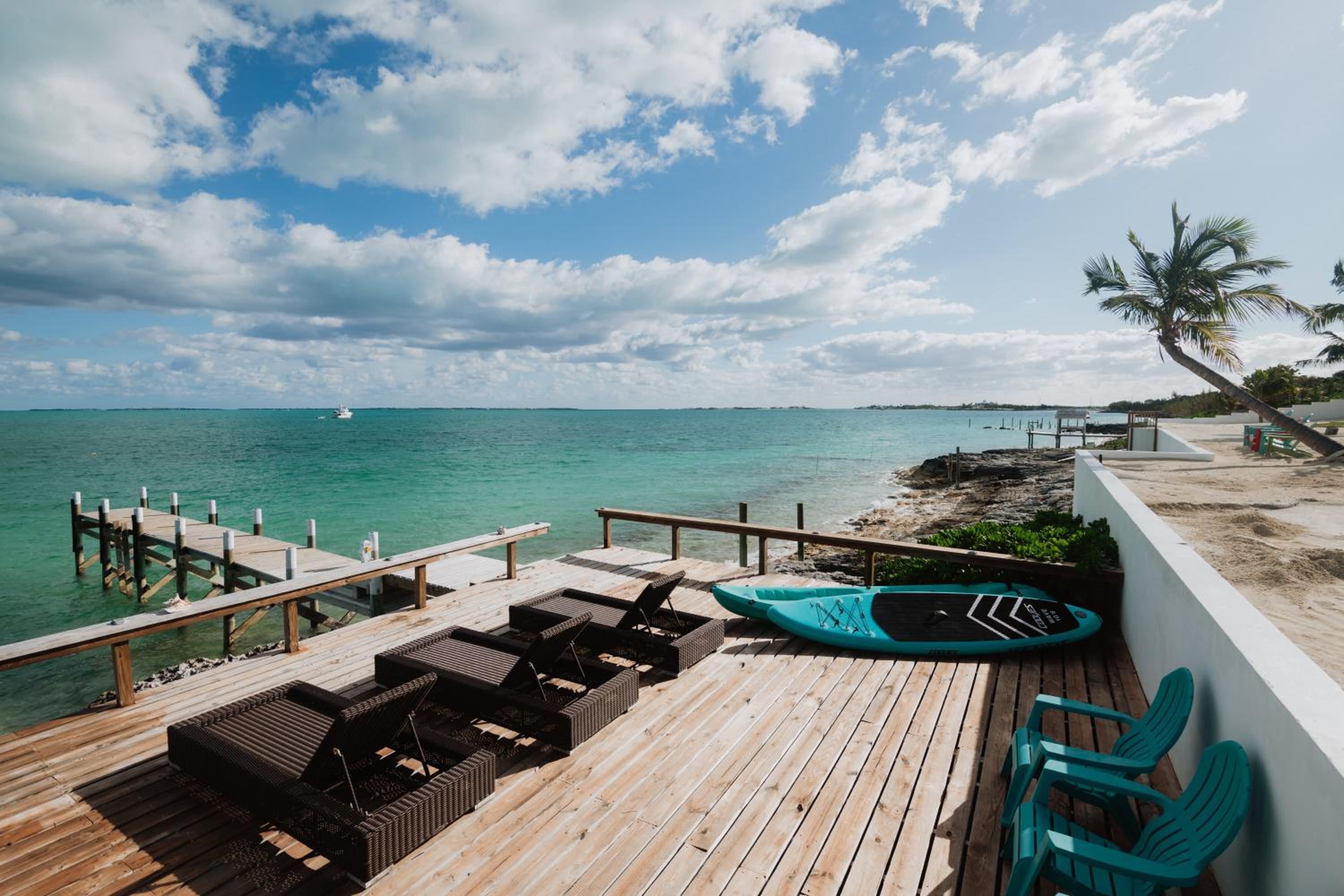 Private Oceanfront, beach, dock and Hottub - The Perky Pelican
