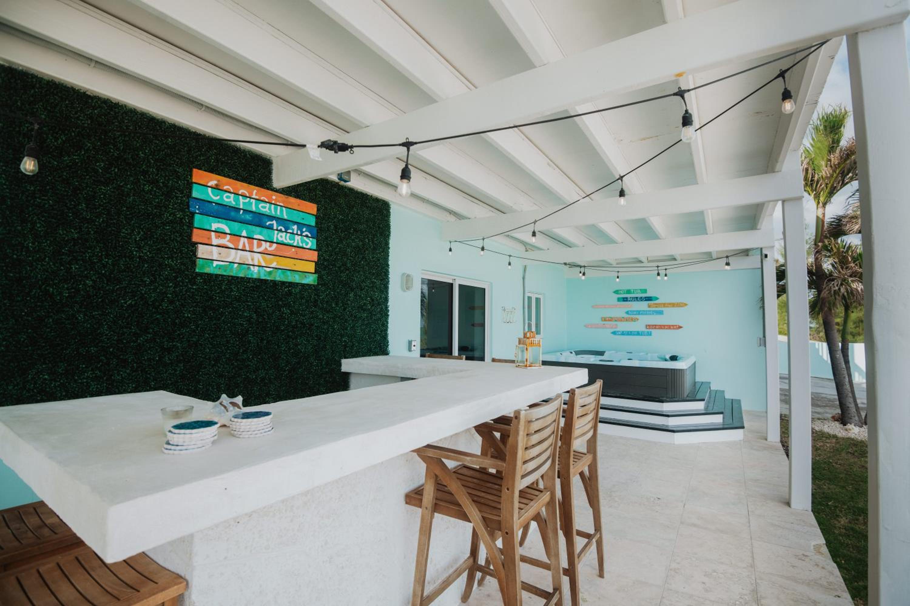Private Oceanfront, beach, dock and Hottub - The Perky Pelican