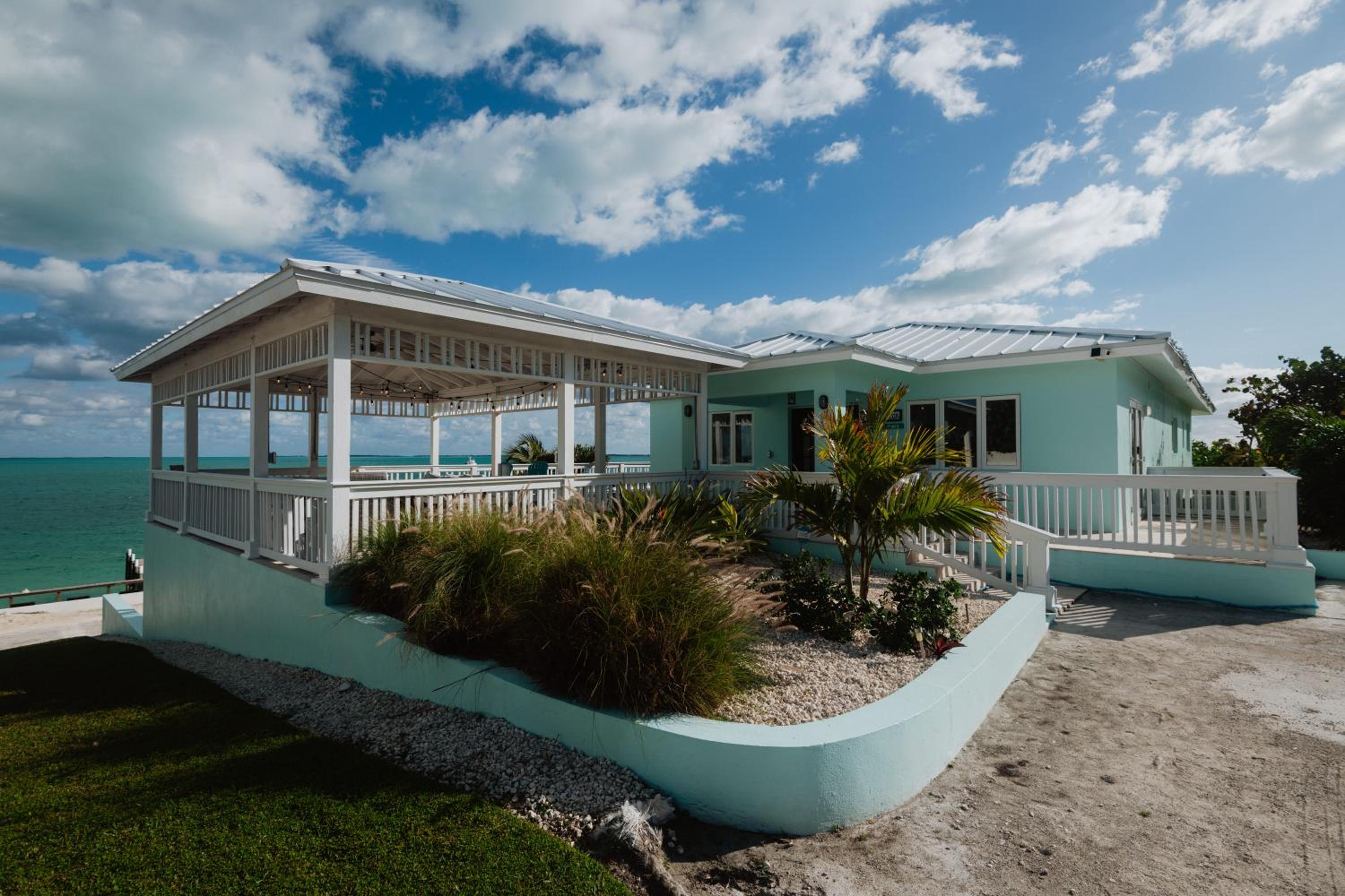 Private Oceanfront, beach, dock and Hottub - The Perky Pelican