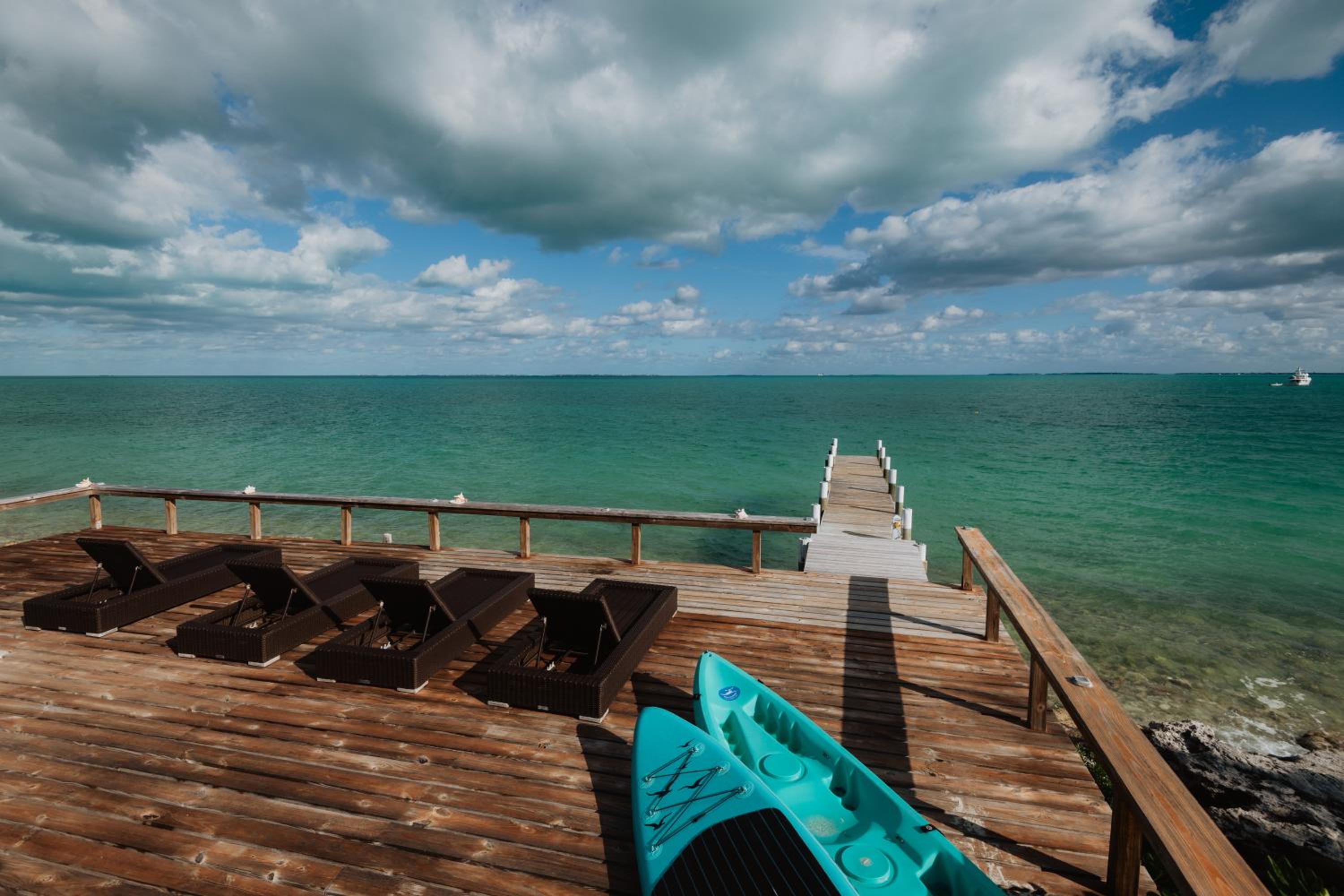 Private Oceanfront, beach, dock and Hottub - The Perky Pelican