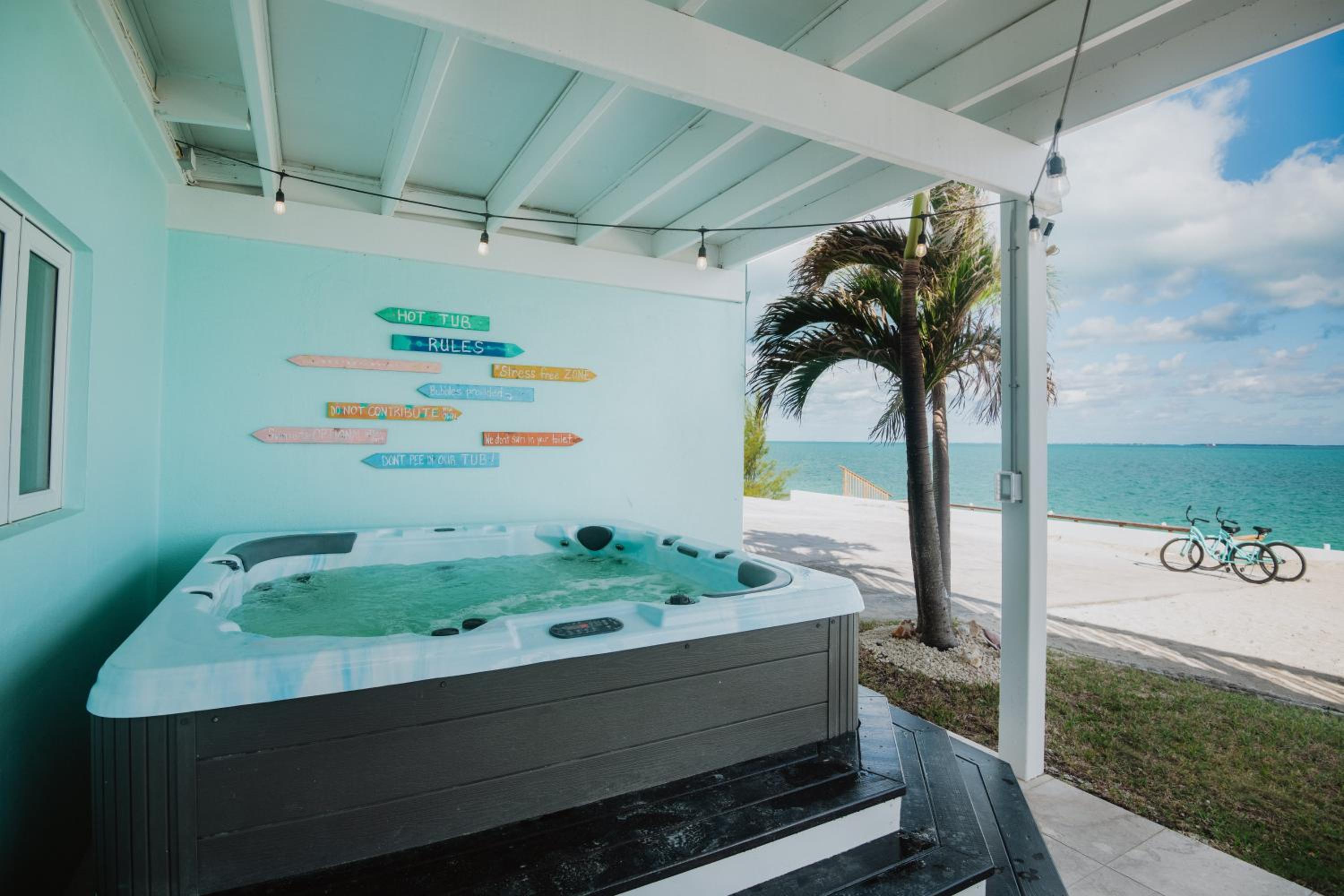 Private Oceanfront, beach, dock and Hottub - The Perky Pelican