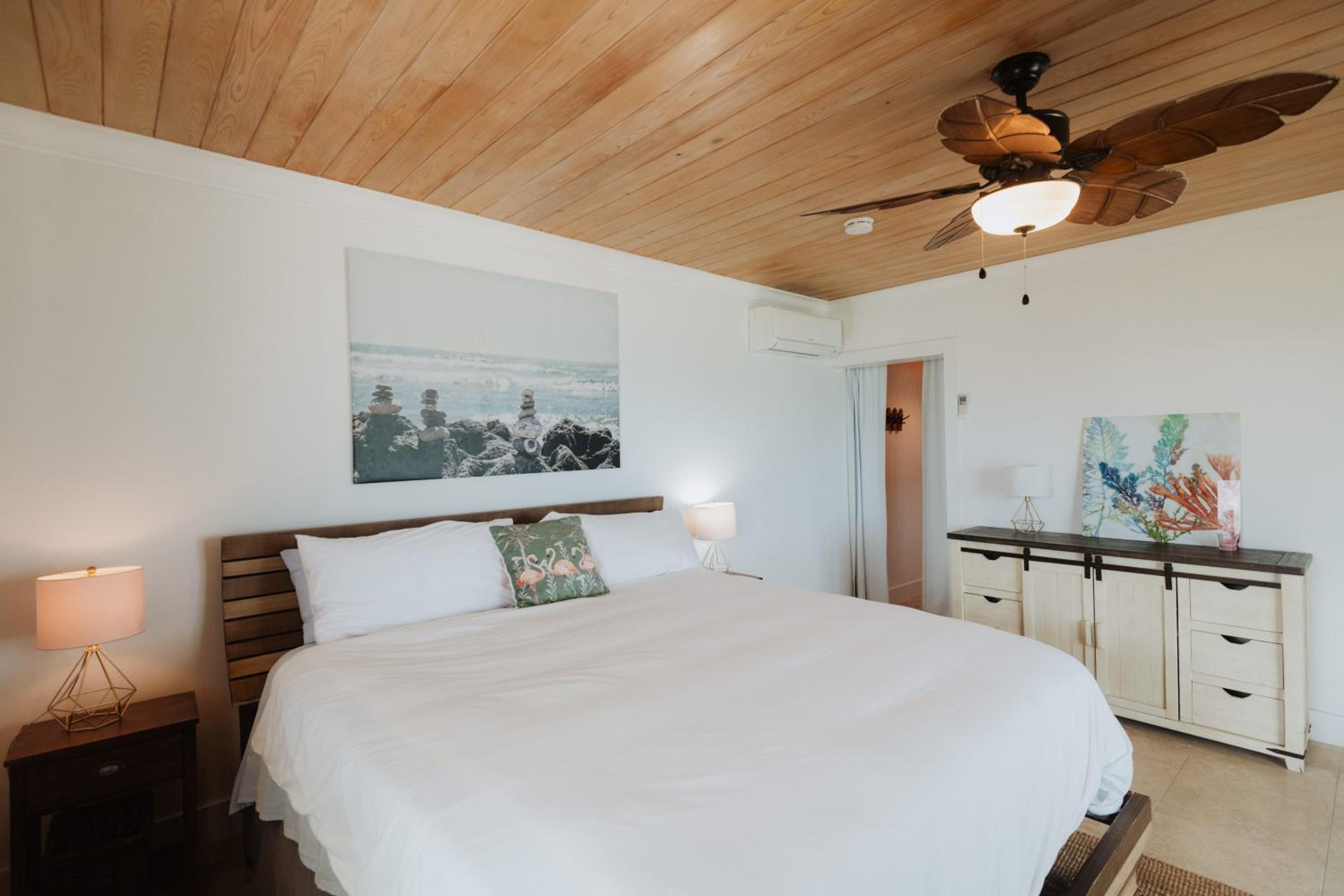 Private Oceanfront, beach, dock and Hottub - The Perky Pelican
