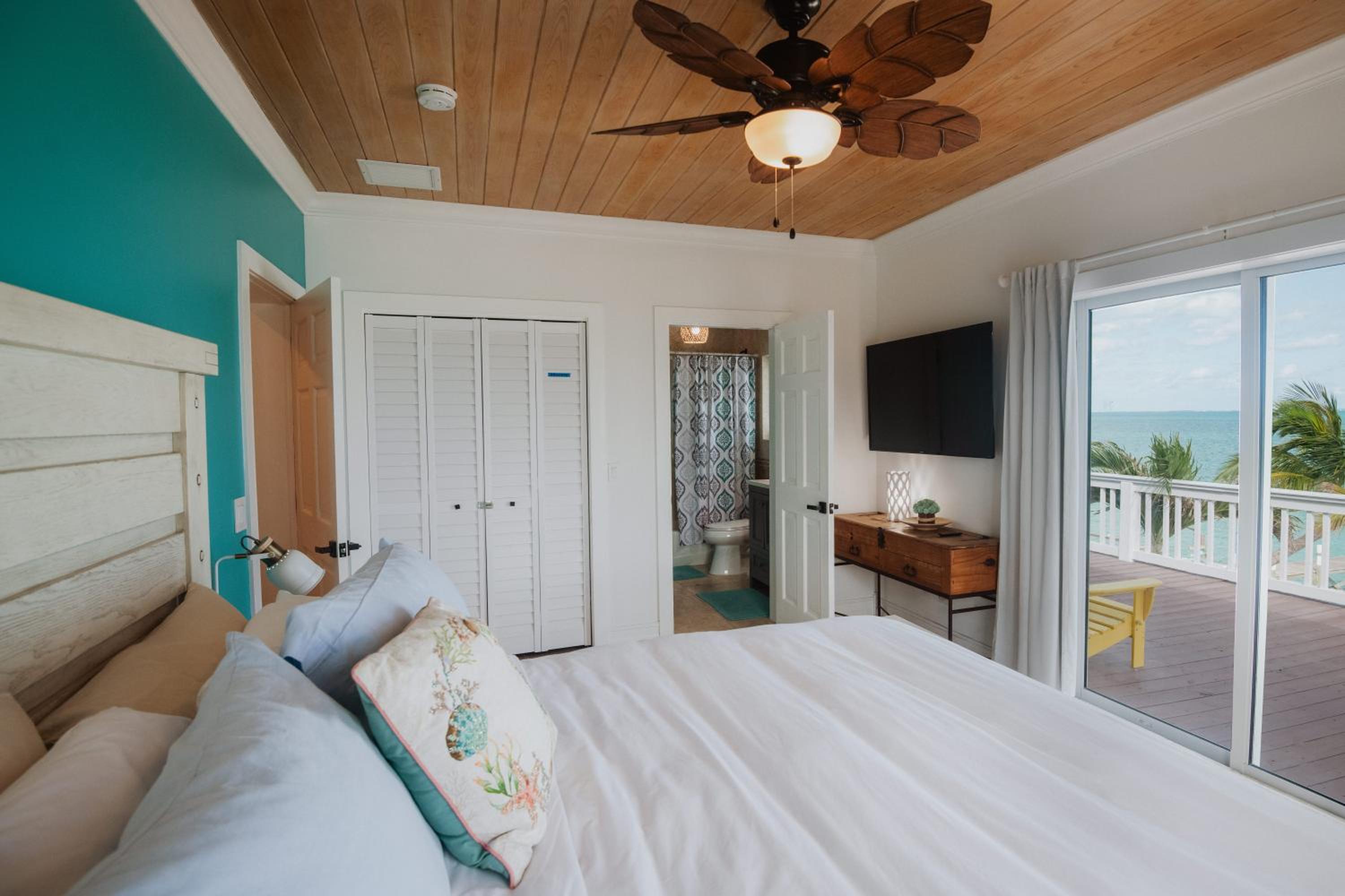 Private Oceanfront, beach, dock and Hottub - The Perky Pelican