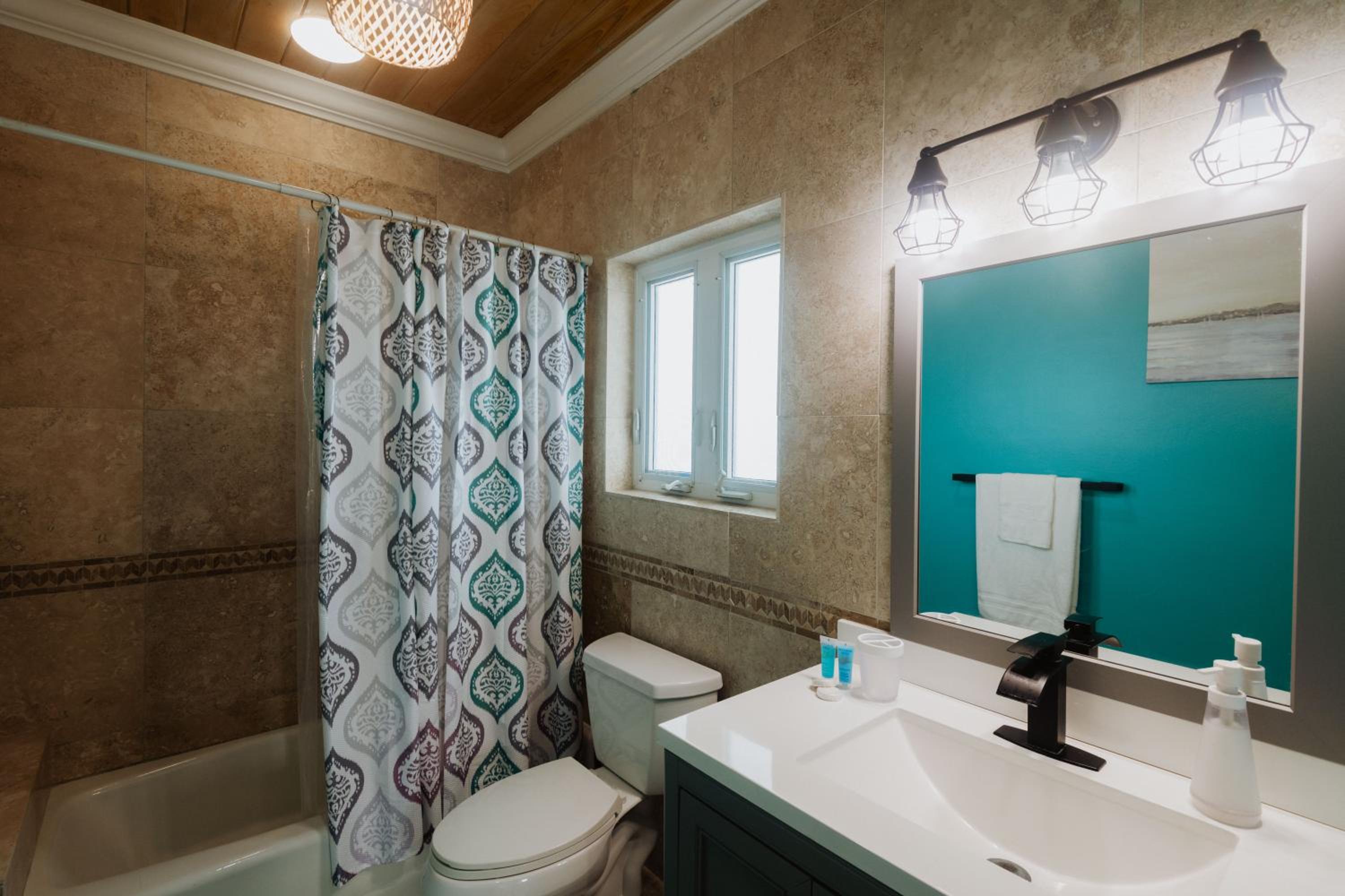 Private Oceanfront, beach, dock and Hottub - The Perky Pelican